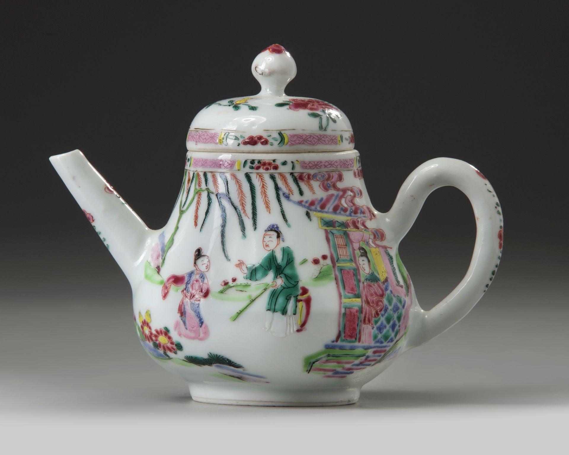 A CHINESE FAMILLE ROSE TEAPOT AND COVER - Bild 2 aus 5