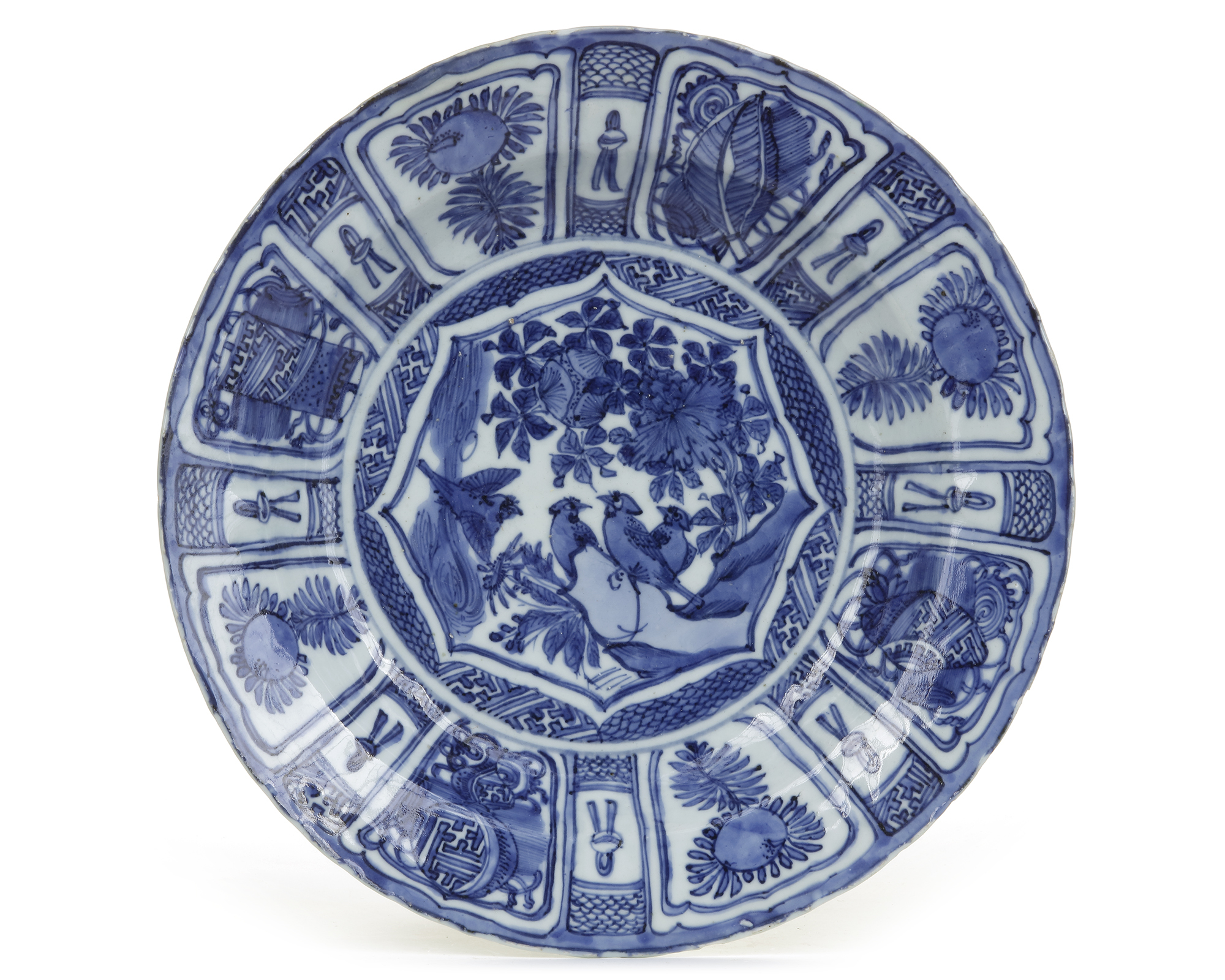 A CHINESE BLUE AND WHITE 'BIRD AND FLOWER' 'KRAAK PORCELAIN' CHARGER, WANLI PERIOD (1572-1620)