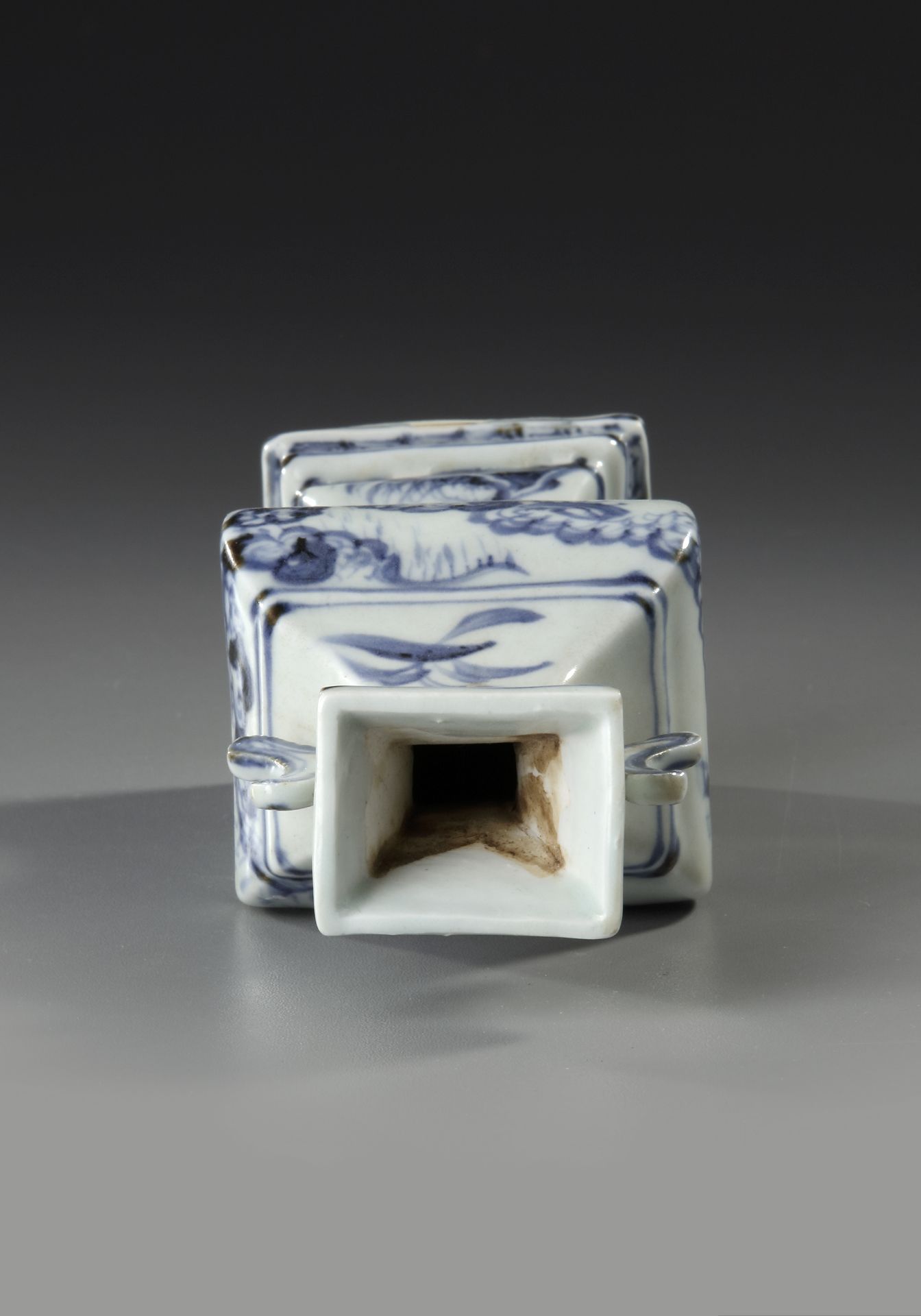 A CHINESE BLUE AND WHITE FACETED VASE, MING DYNASTY, LATE 15TH CENTURY - Bild 4 aus 6