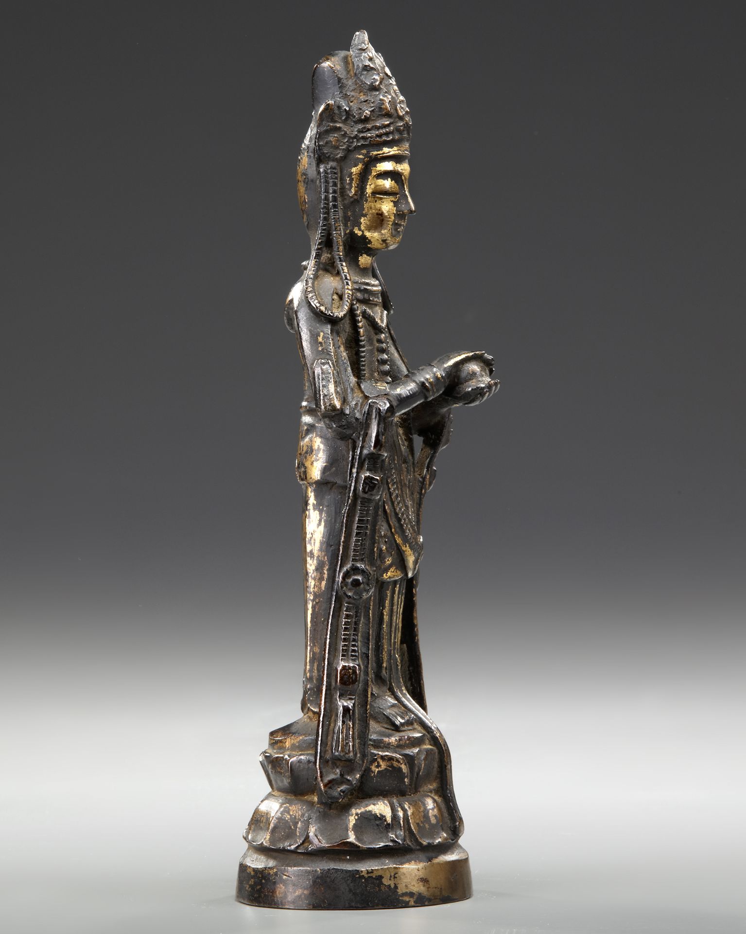 A KOREAN GILT-BRONZE STANDING FIGURE OF AVALOKITESVARA, 8TH CENTURY - Bild 6 aus 6