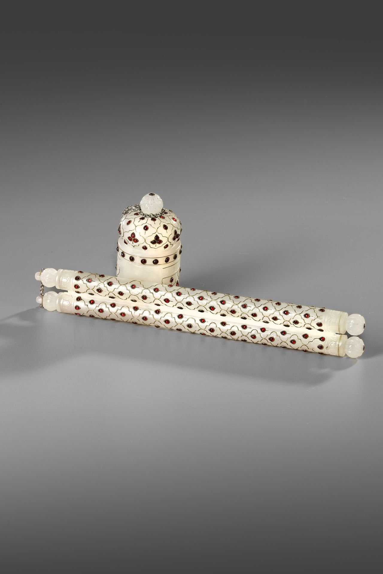 A MUGHAL STYLE WHITE PALE CELADON JADE SCRIBE'S CASE, 19TH CENTURY - Image 4 of 5