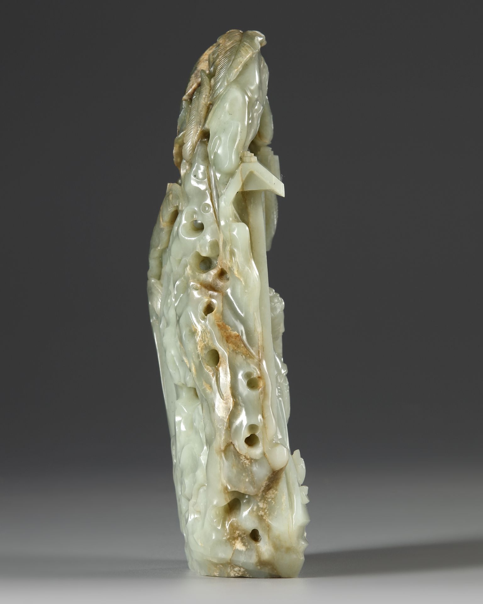 A CELADON JADE CARVING OF A MOUNTAIN,QING DYNASTY (1644-1911) - Image 4 of 5