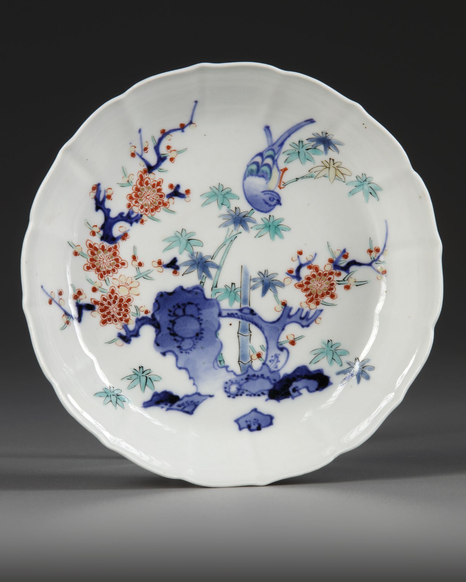 A JAPANESE PORCELAIN KAKIEMON DISH, EDO PERIOD, 18TH CENTURY