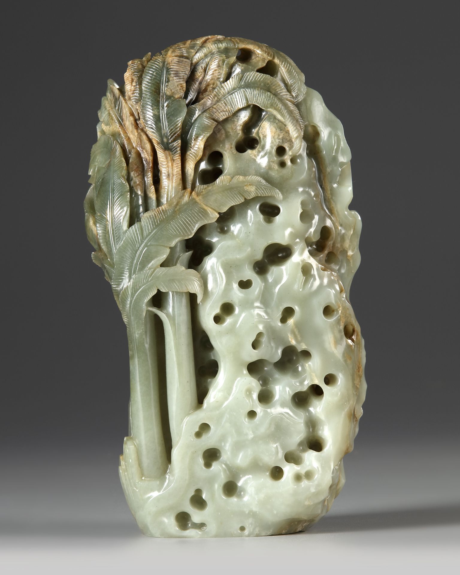 A CELADON JADE CARVING OF A MOUNTAIN,QING DYNASTY (1644-1911) - Bild 2 aus 5