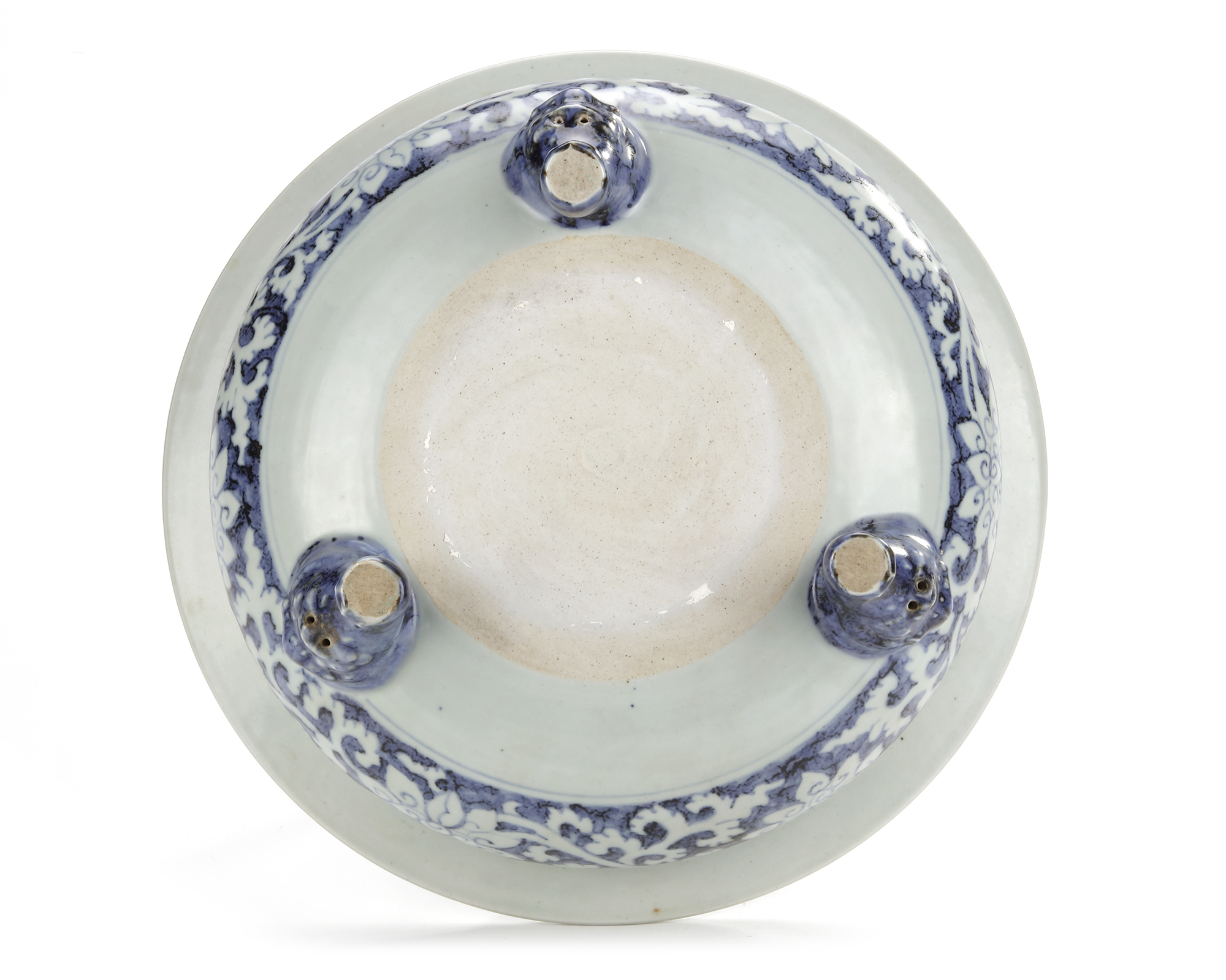 A CHINESE BLUE AND WHITE TRIPOD CENSER, MING DYNASTY (1368-1644) - Image 4 of 5
