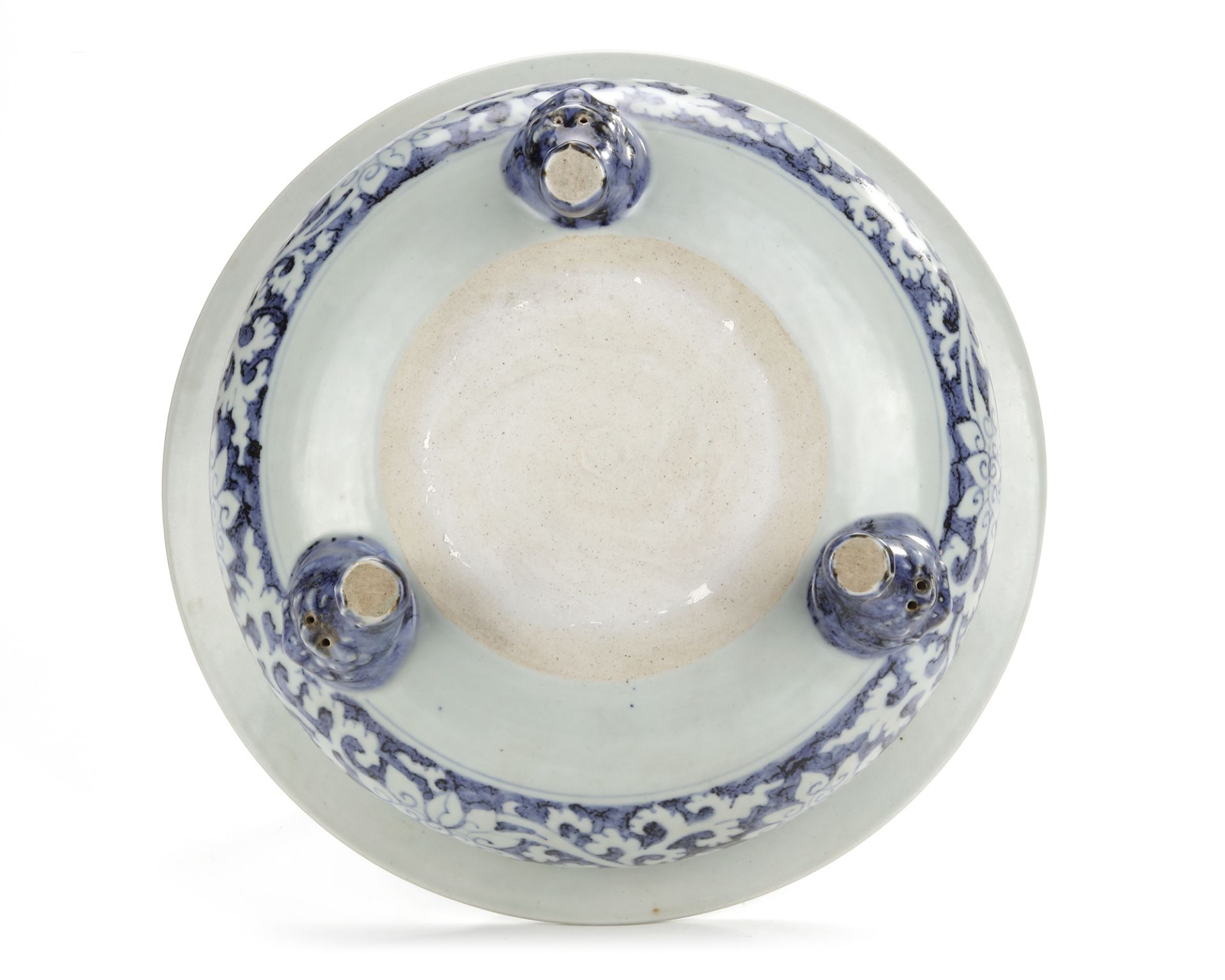 A CHINESE BLUE AND WHITE TRIPOD CENSER, MING DYNASTY (1368-1644) - Bild 4 aus 5