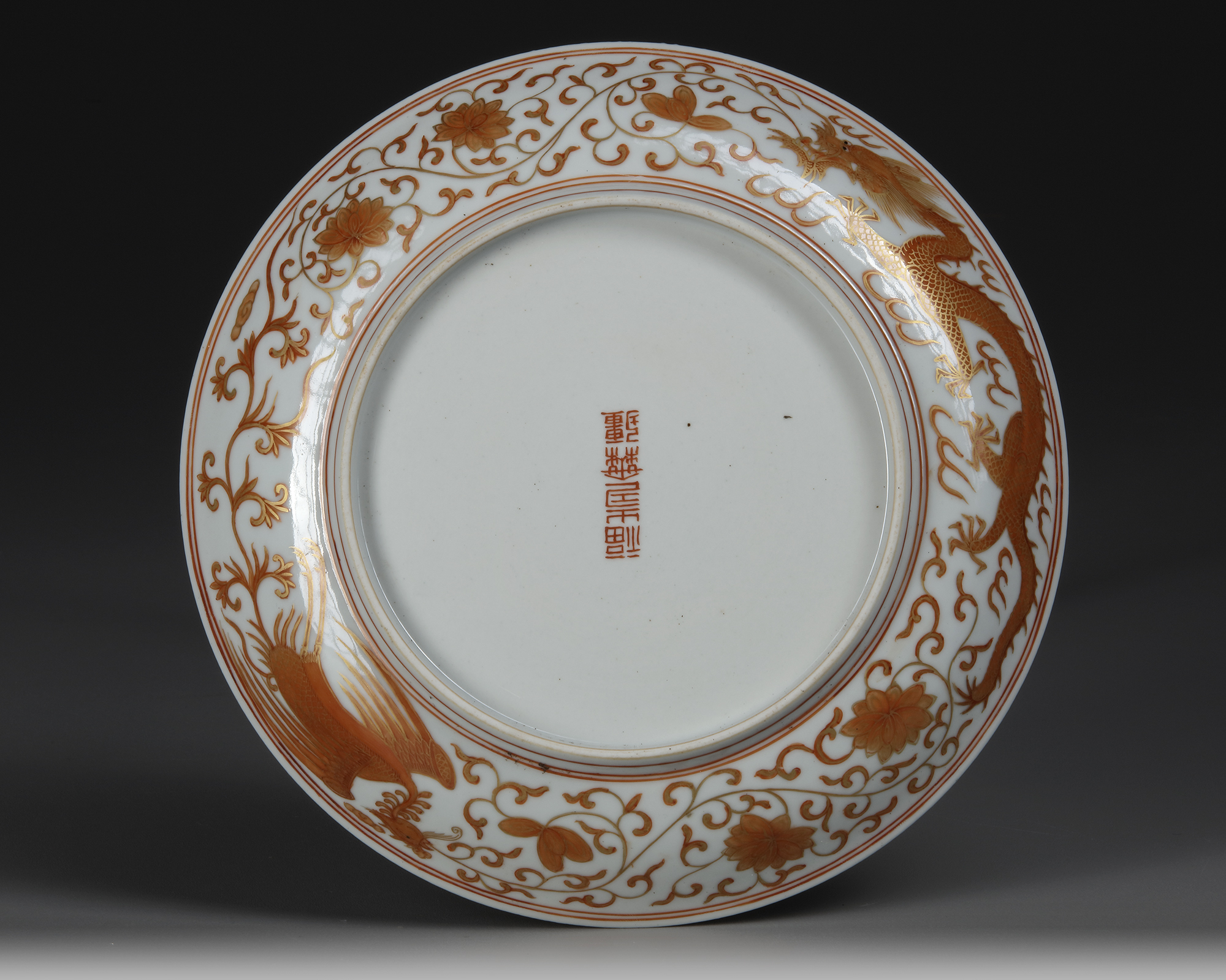 A CHINESE DRAGON AND PHOENIX DECORATED DISH, 19TH/20TH CENTURY - Image 3 of 3