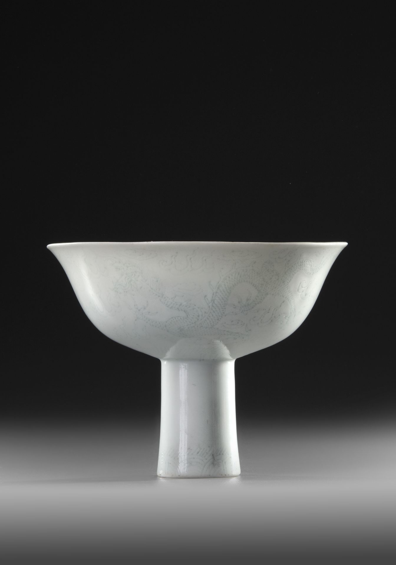 A CHINESE WHITE-GLAZED STEM BOWL, 17TH CENTURY