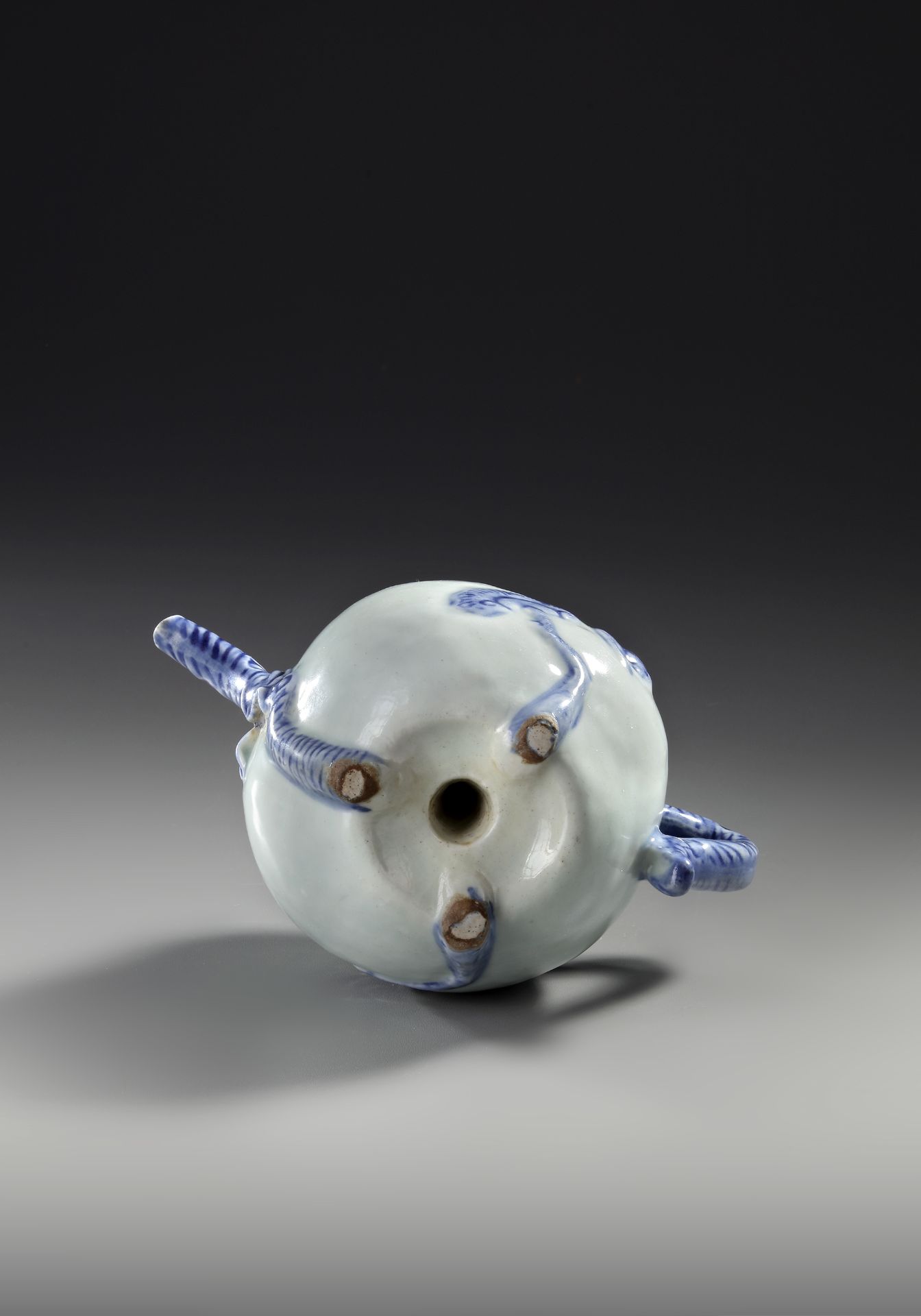 A CHINESE BLUE AND WHITE-GLAZED PEACH-FORM 'CADOGAN' TEAPOT, 19TH CENTURY - Bild 4 aus 4