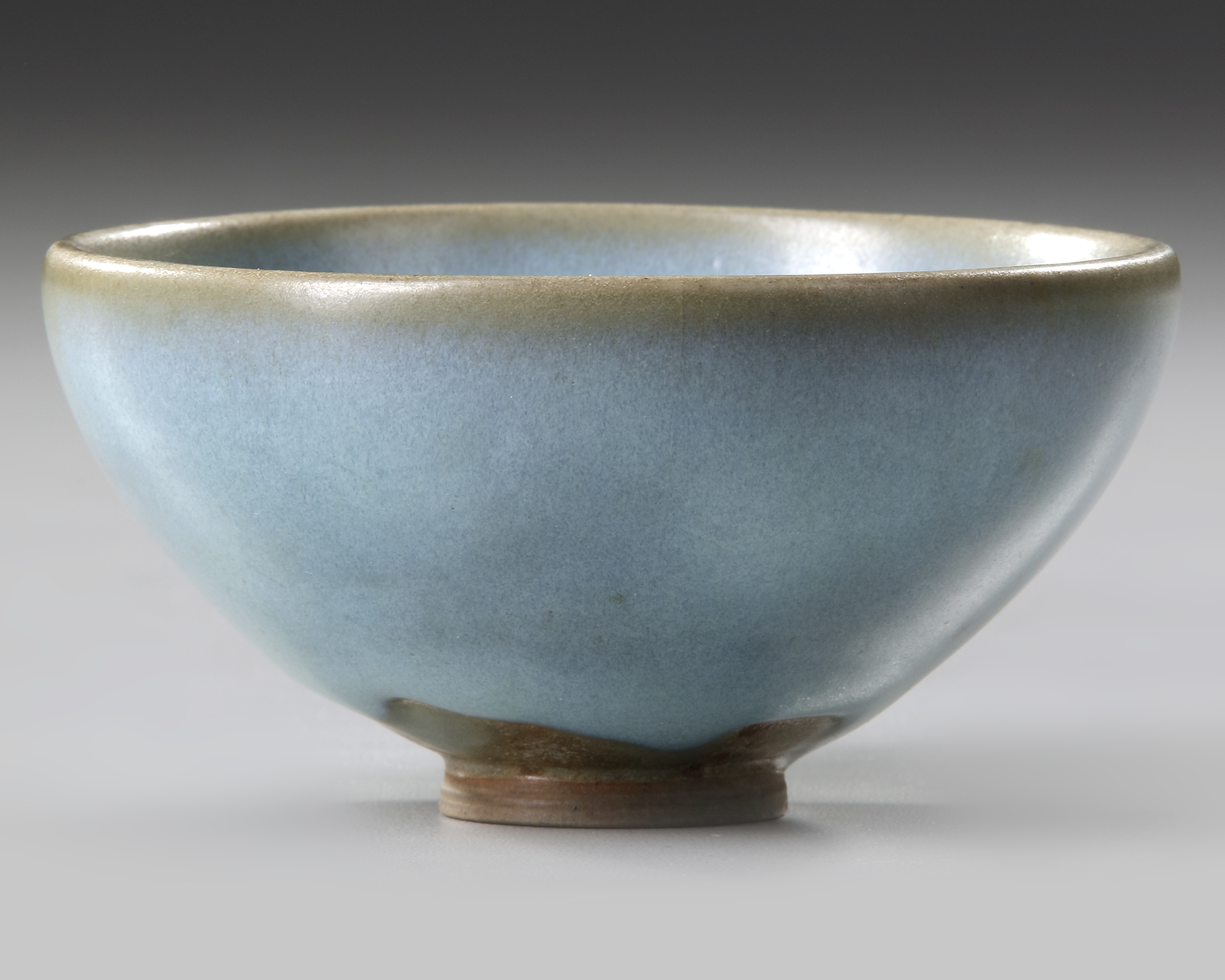 A CHINESE JUNYAO BLUE-GLAZED BOWL, SONG-JIN DYNASTY (11TH-12TH CENTURY) - Image 2 of 5