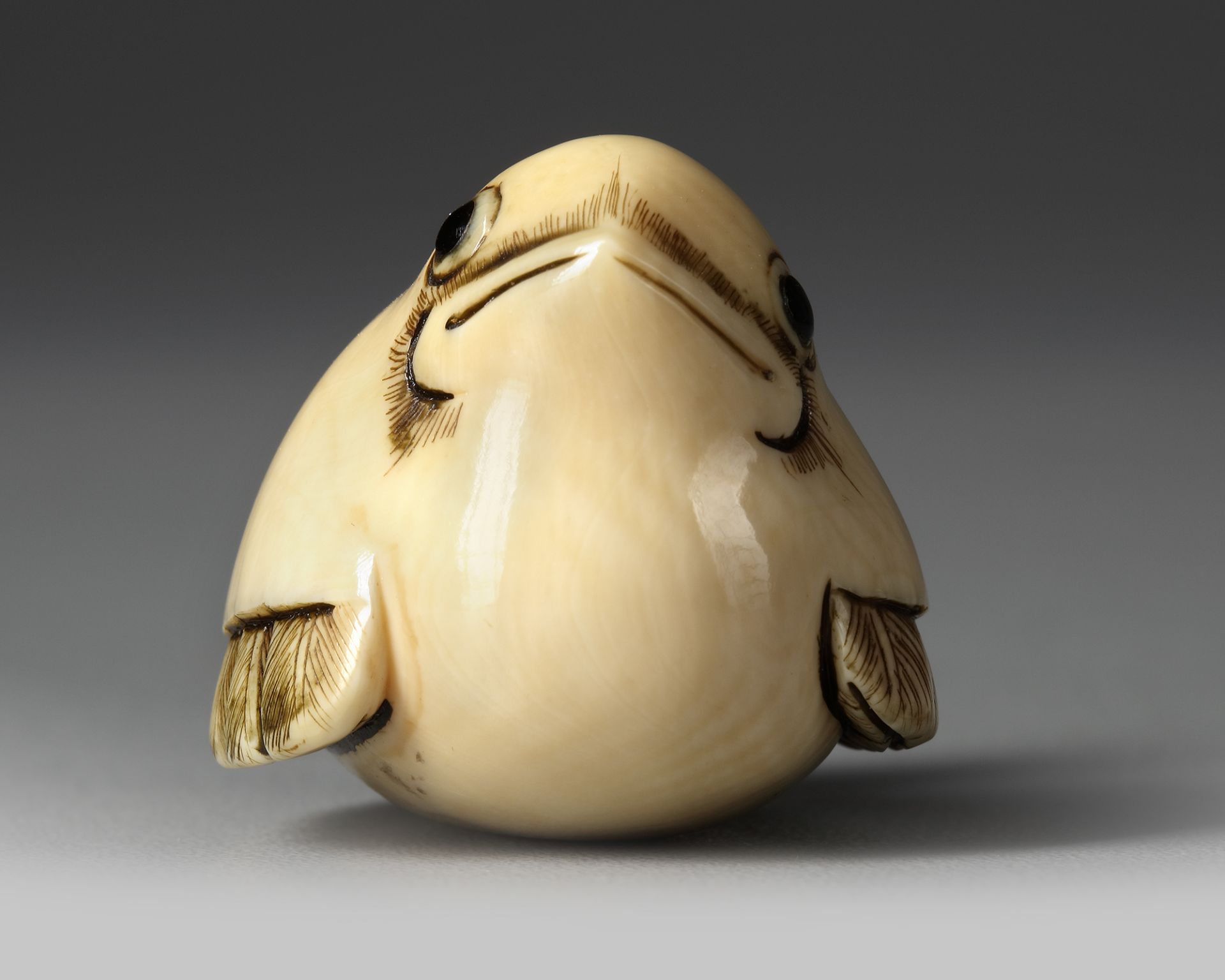 A JAPANESE IVORY NETSUKE OF THE SHAPE OF A SPARROW, SECOND HALF 19TH CENTURY - Bild 4 aus 5