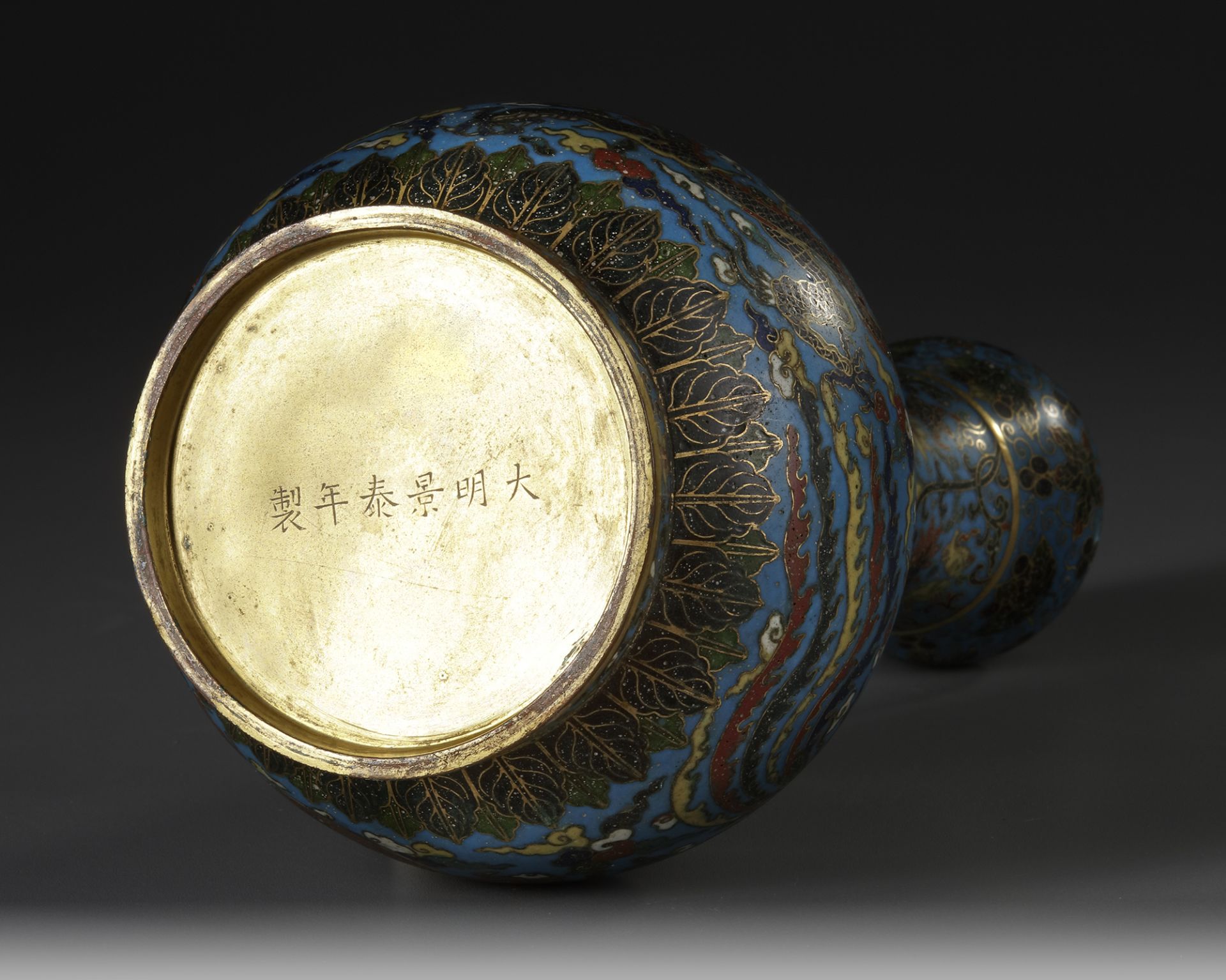 A CHINESE CLOISONNÉ ENAMEL GARLIC HEAD VASE, JINGTAI INCISED SIX-CHARACTER MARK IN A LINE (1450-1456 - Bild 5 aus 5