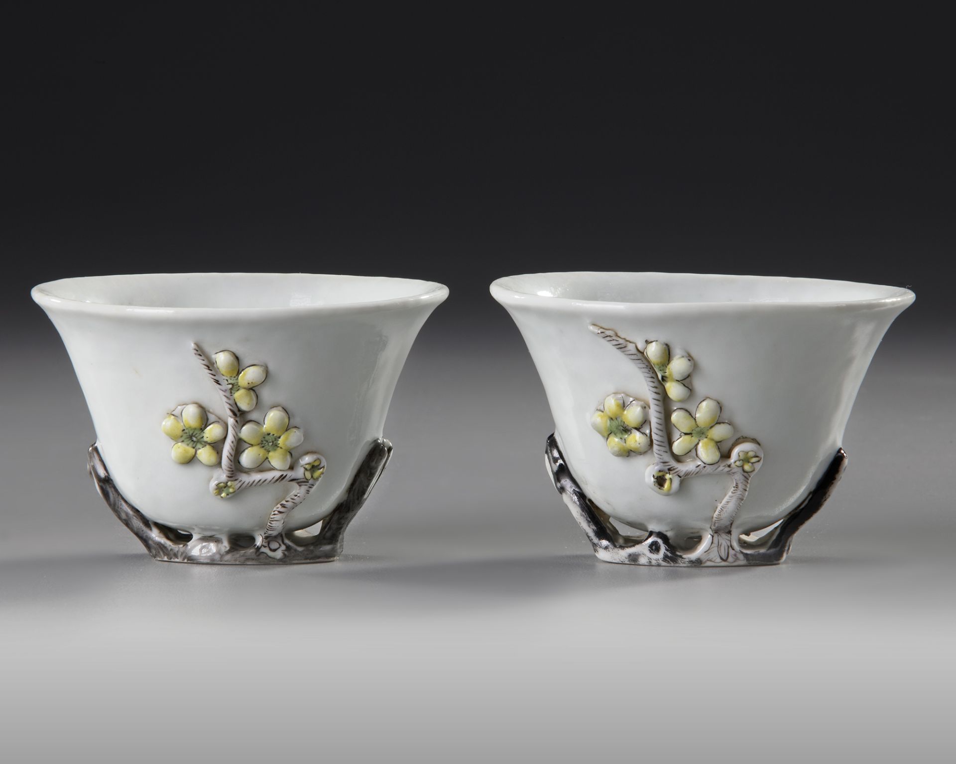 A PAIR OF CHINESE BLANC DE CHINE WINE CUPS, 18TH CENTURY