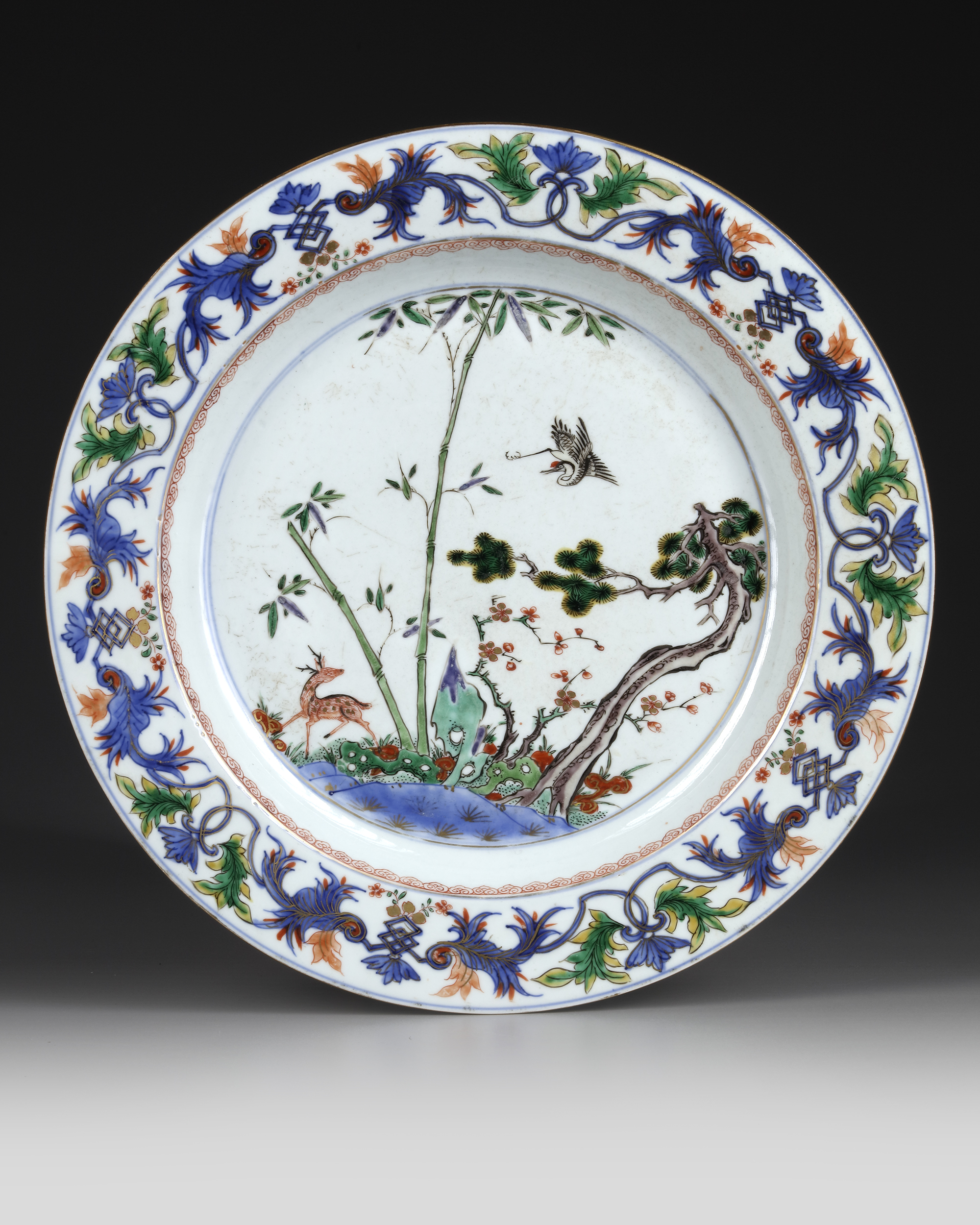 A LARGE CHINESE FAMILLE VERTE 'DEER AND CRANE' DISH, KANGXI PERIOD (1662-1722)