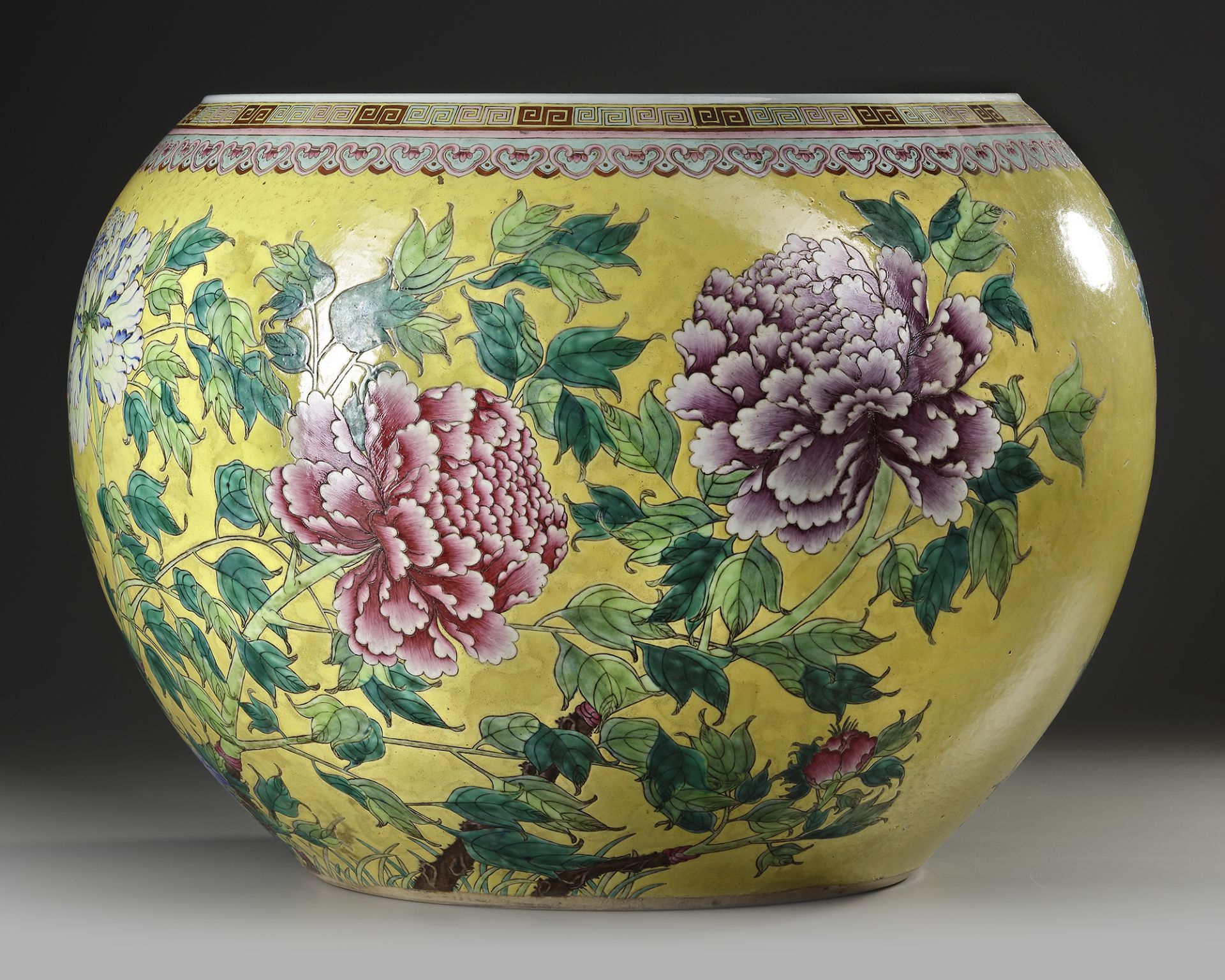 A CHINESE YELLOW-GROUND FAMILLE-ROSE 'PEONY' JAR, TIHEDIAN ZHI HALL MARK - Bild 3 aus 5