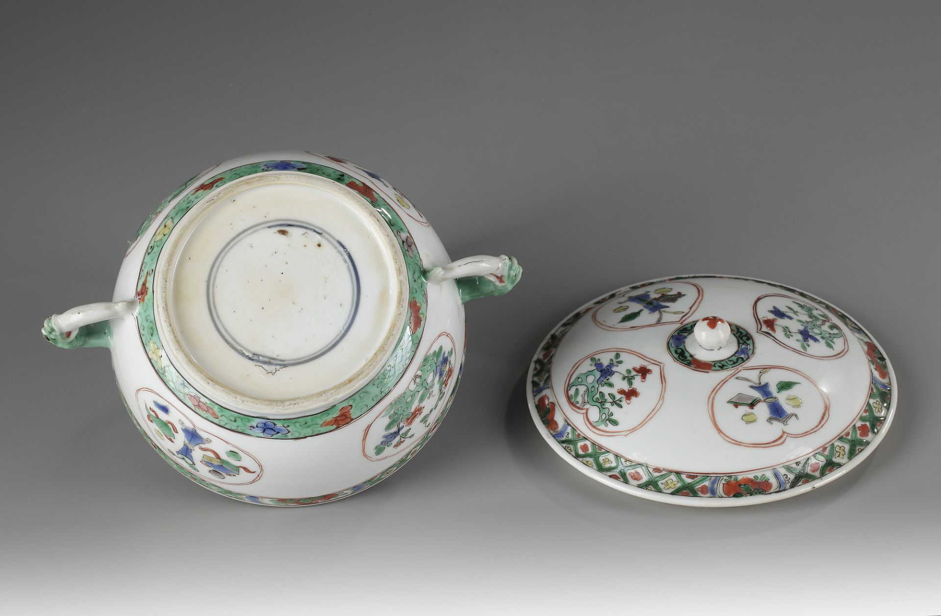 A CHINESE FAMILLE VERTE TUREEN AND COVER, KANGXI PERIOD (1662-1722) - Bild 3 aus 4