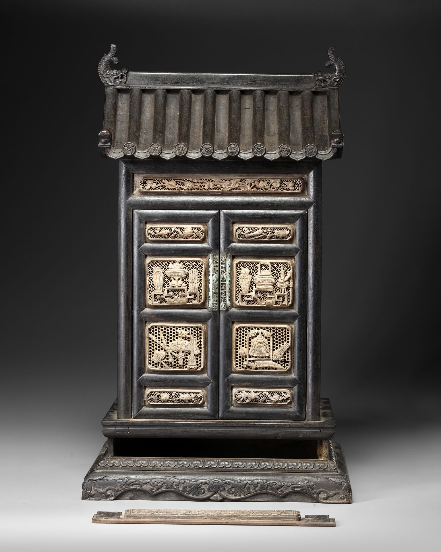 A CHINESE CARVED ZITAN ALTAR CABINET, QING DYNASTY (1644-1911) - Bild 5 aus 5