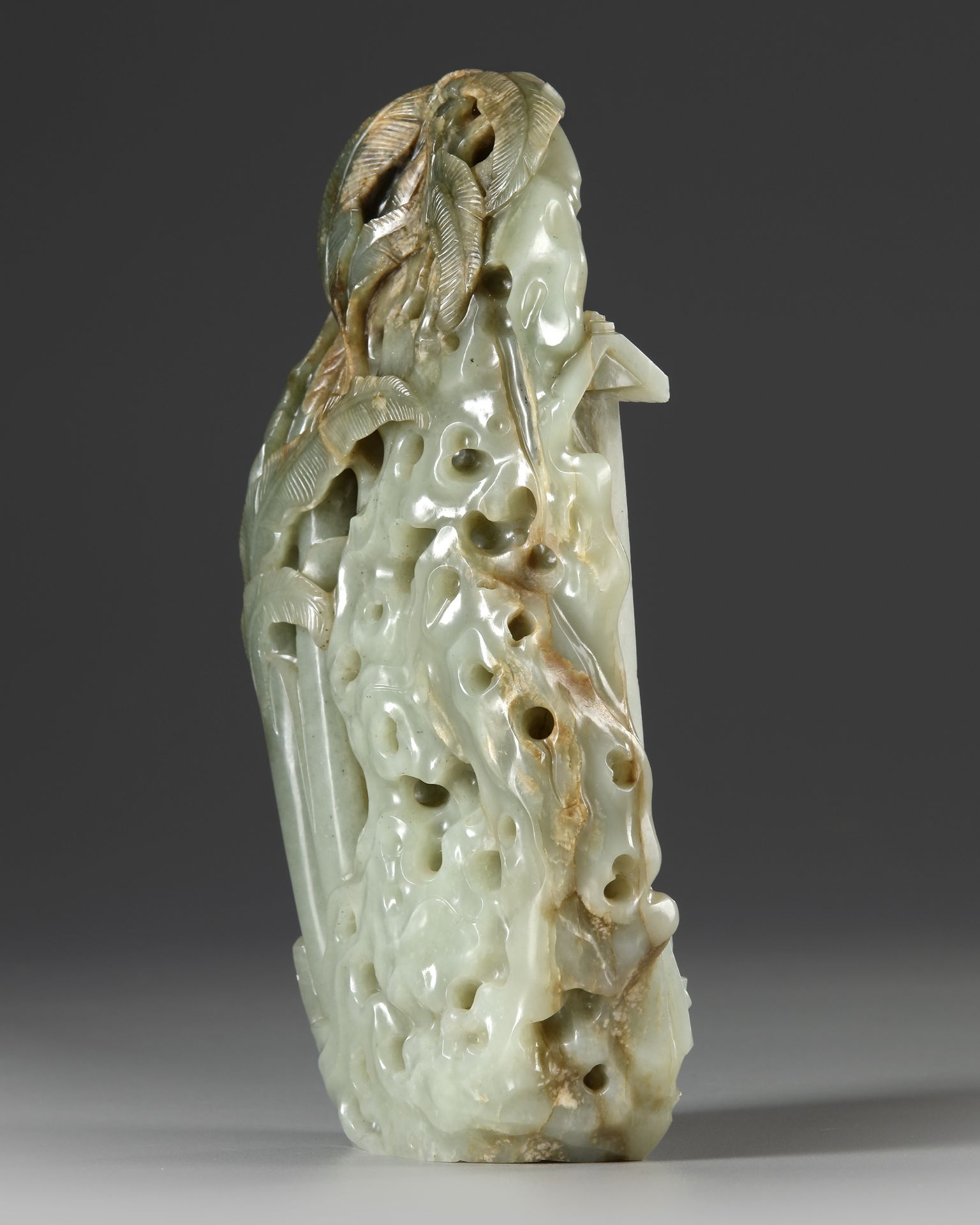 A CELADON JADE CARVING OF A MOUNTAIN,QING DYNASTY (1644-1911) - Image 3 of 5