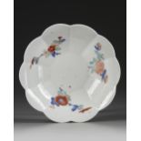 A JAPANESE PORCELAIN KAKIEMON BOWL, EDO PERIOD, 18TH CENTURY