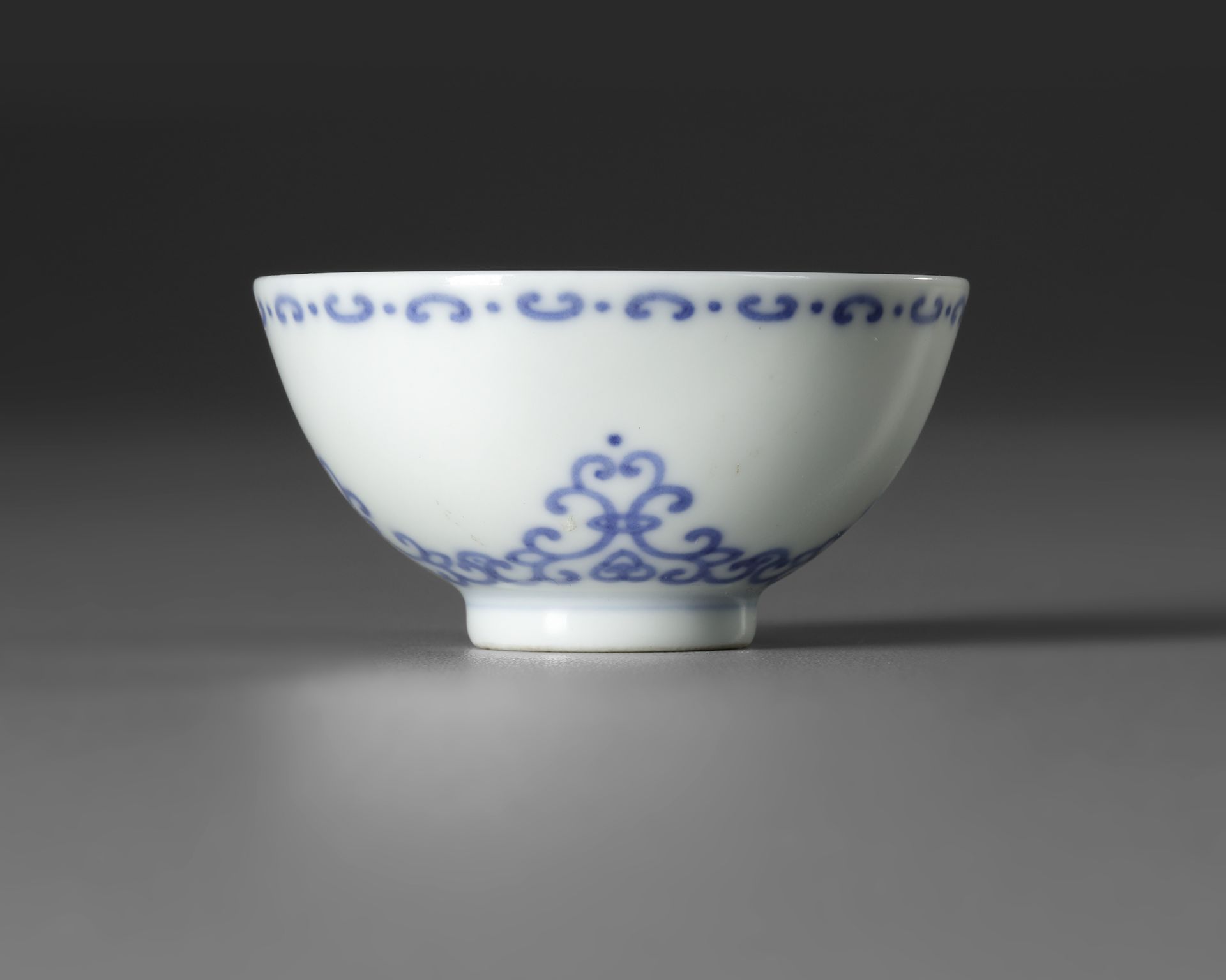 A CHINESE BLUE AND WHITE CUP, QING DYNASTY (1644-1911)