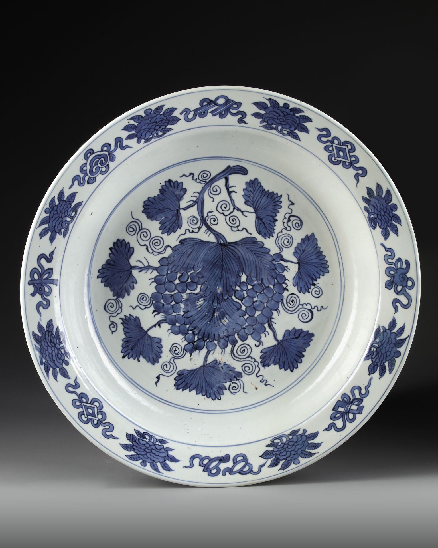 A LARGE CHINESE BLUE AND WHITE 'GRAPES' CHARGER, JIAJING PERIOD (1522-1566)