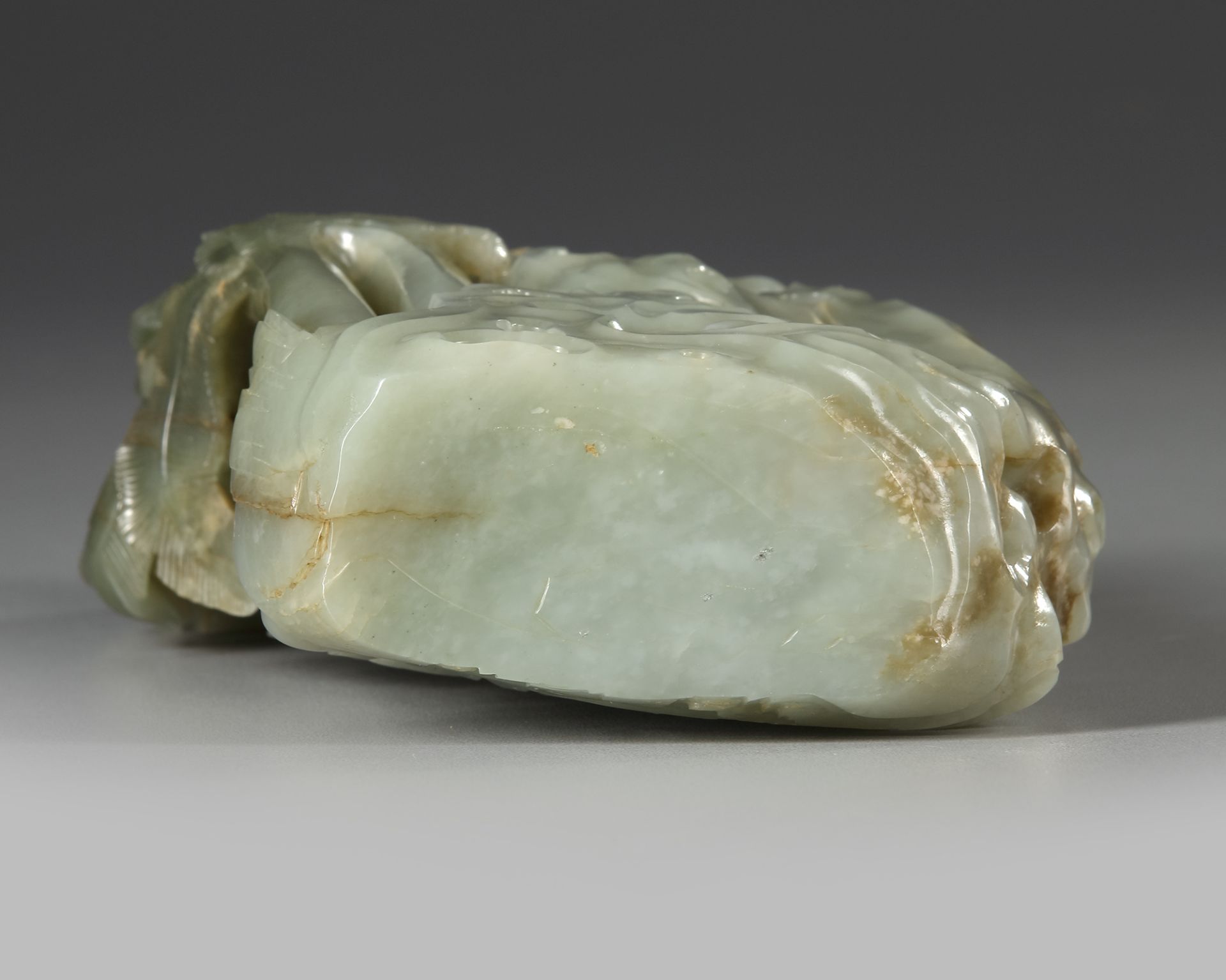 A CELADON JADE CARVING OF A MOUNTAIN,QING DYNASTY (1644-1911) - Image 5 of 5