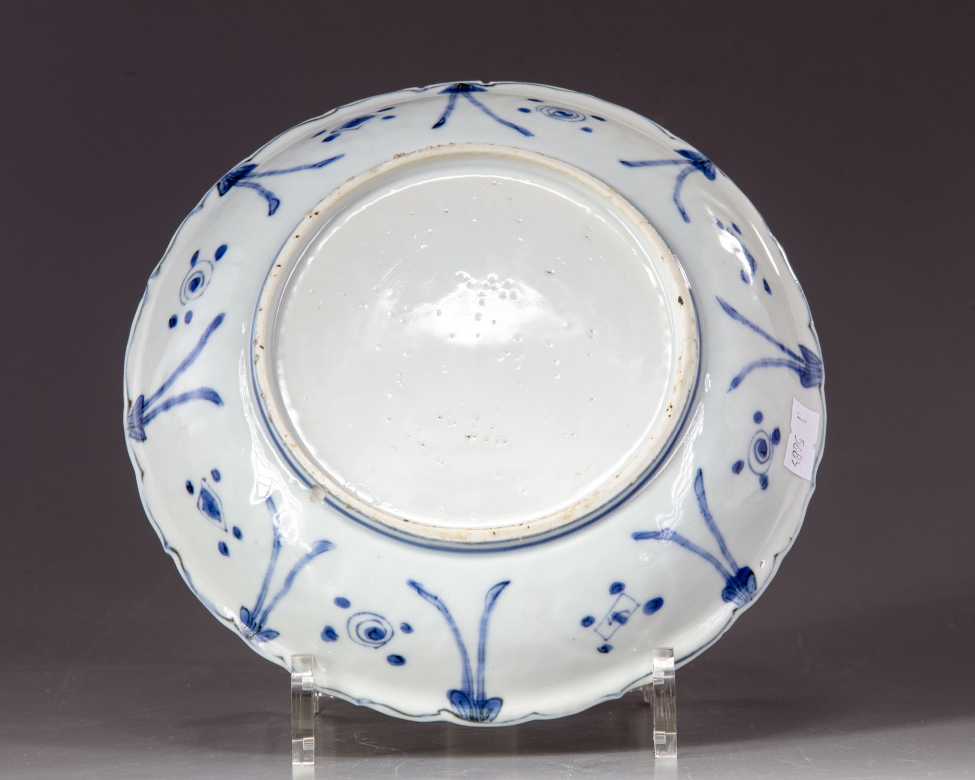 A CHINESE BLUE AND WHITE SCALLOPED RIM DISH, WANLI PERIOD (1573-1619) - Bild 2 aus 2