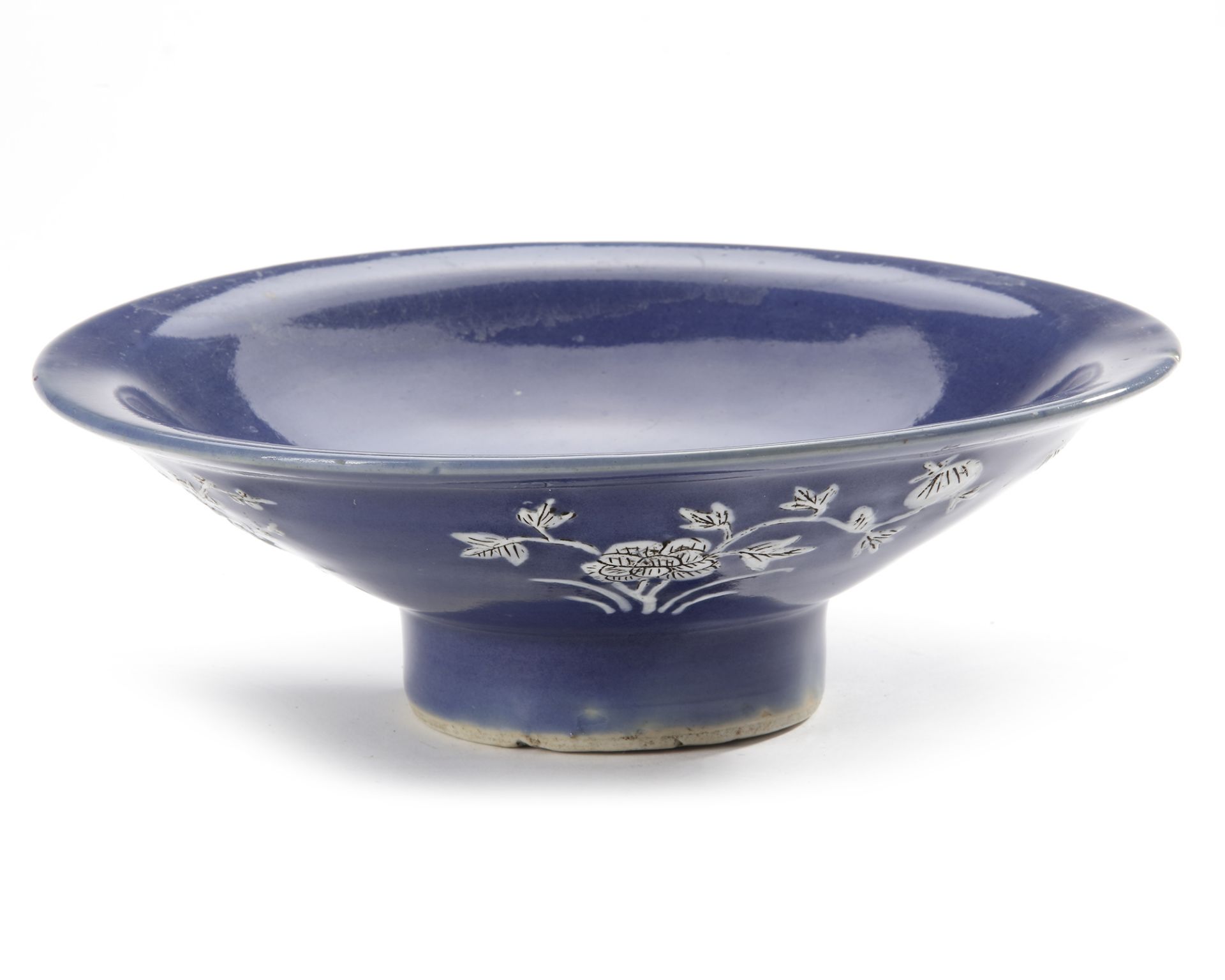 A CHINESE BLUE-GROUND SLIP DECORATED BOWL, 17TH CENTURY - Bild 4 aus 5