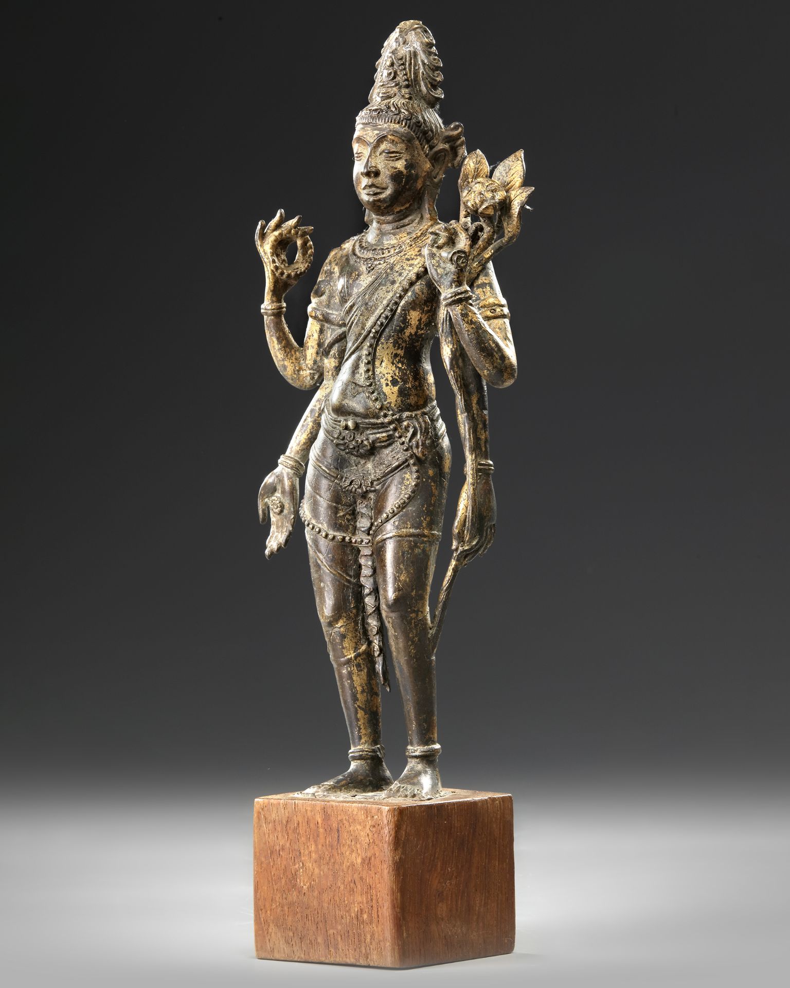 A GILT BRONZE STATUE, NEPAL, 17TH-18TH CENTURY - Bild 2 aus 5