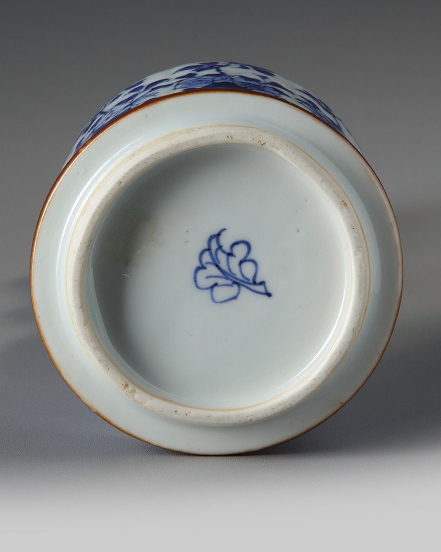 A CHINESE BLUE AND WHITE HOOKAH BASE, KANGXI PERIOD (1662-1722) - Bild 4 aus 5