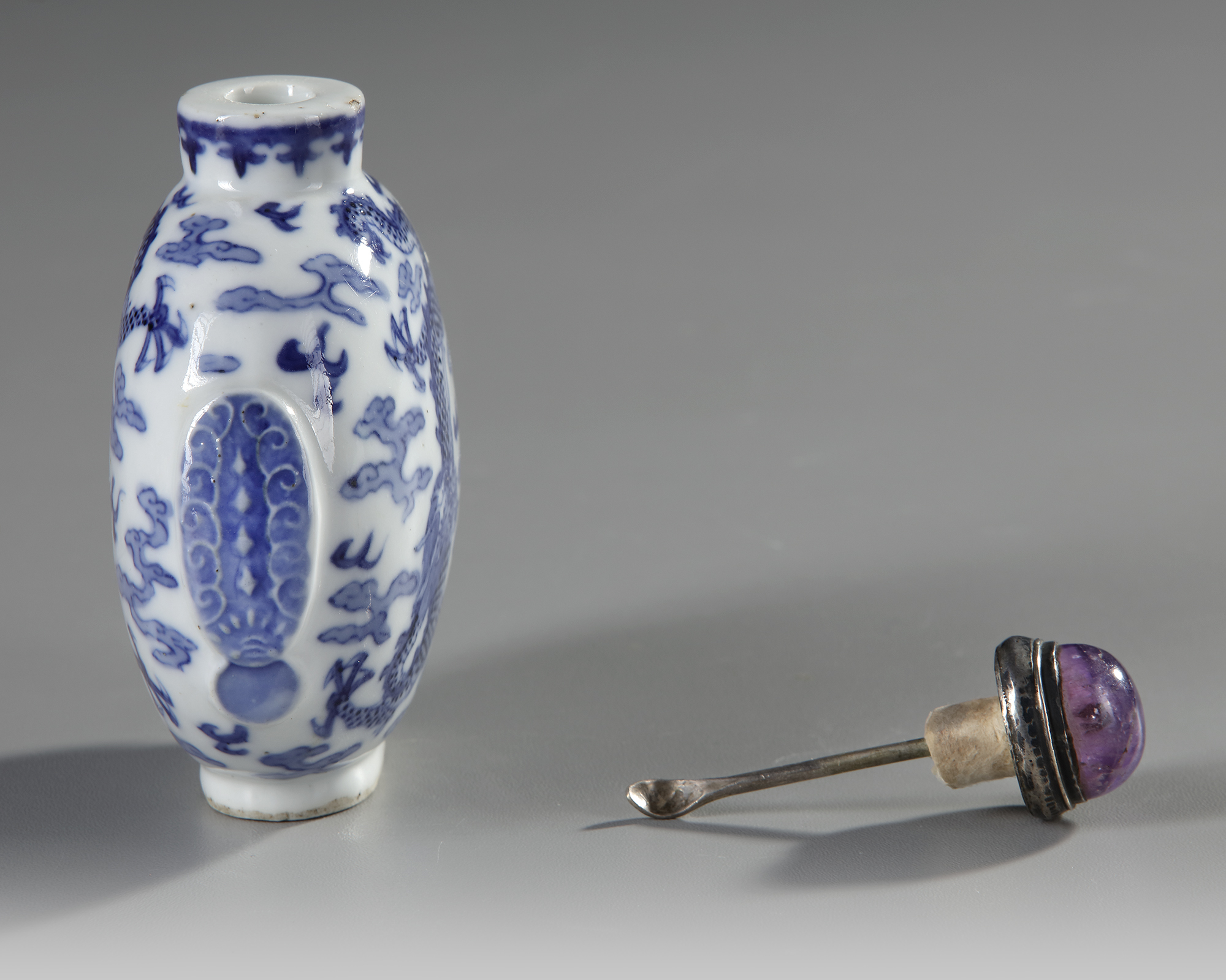 A CHINESE BLUE AND WHITE SNUFF BOTTLE, 19TH CENTURY - Image 3 of 4