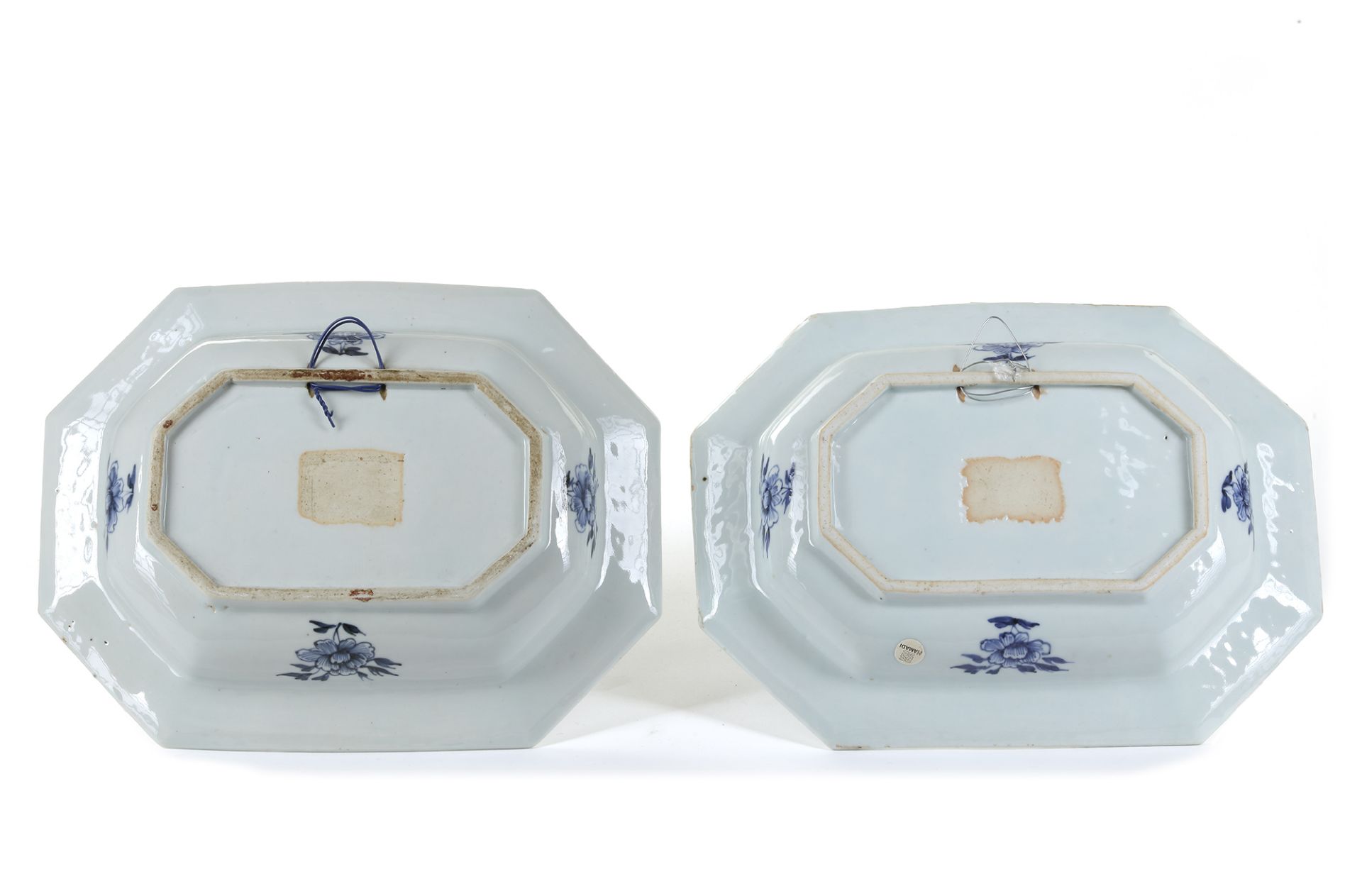 A PAIR OF CHINESE BLUE AND WHITE OCTAGONAL PLATTERS, 18TH CENTURY - Image 3 of 3