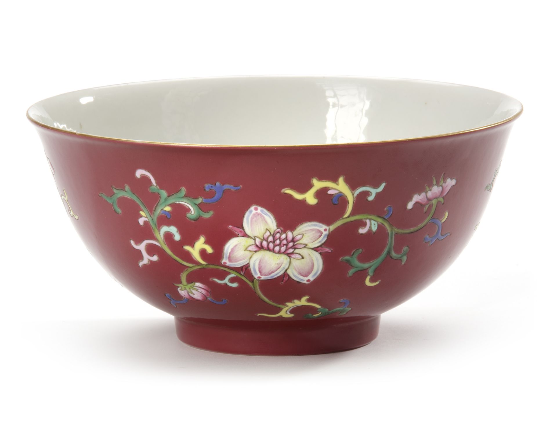 A CHINESE FAMILLE ROSE RUBY-GROUND BOWL, 19TH CENTURY - Bild 2 aus 2