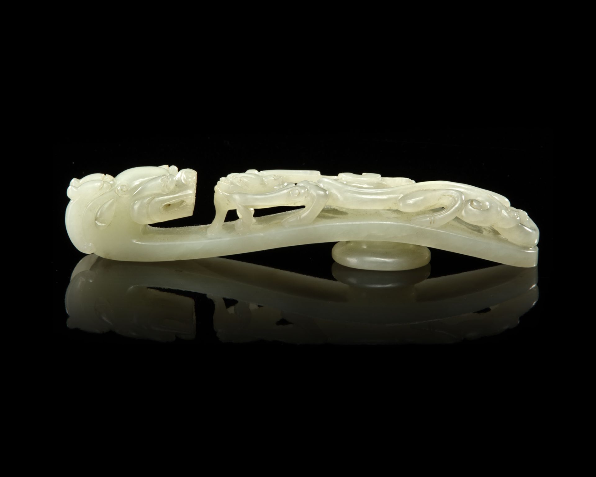 A LARGE WHITE JADE BELT HOOK, 19TH-20TH CENTURY