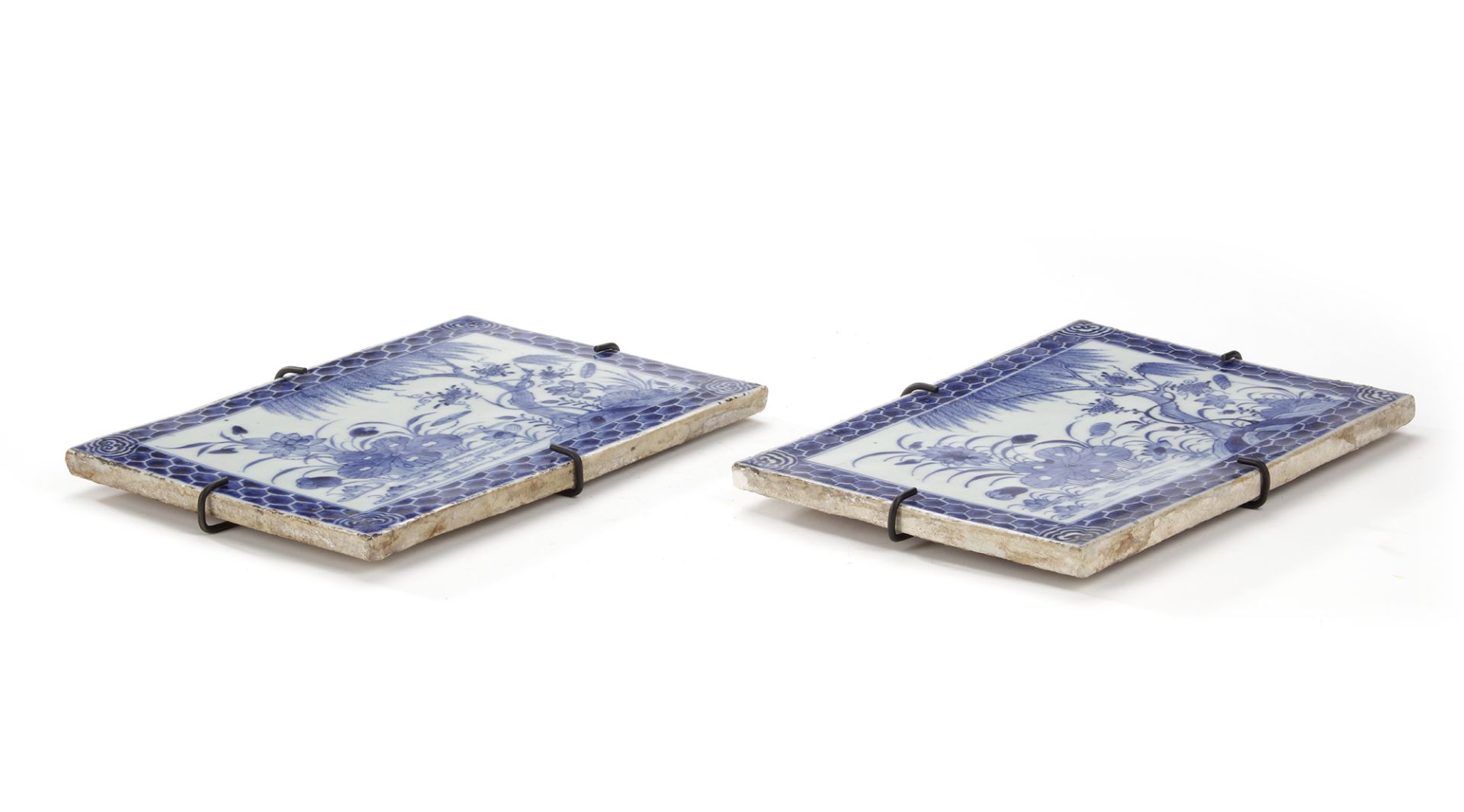 A PAIR OF CHINESE BLUE AND WHITE TILES, 18TH CENTURY - Bild 3 aus 3