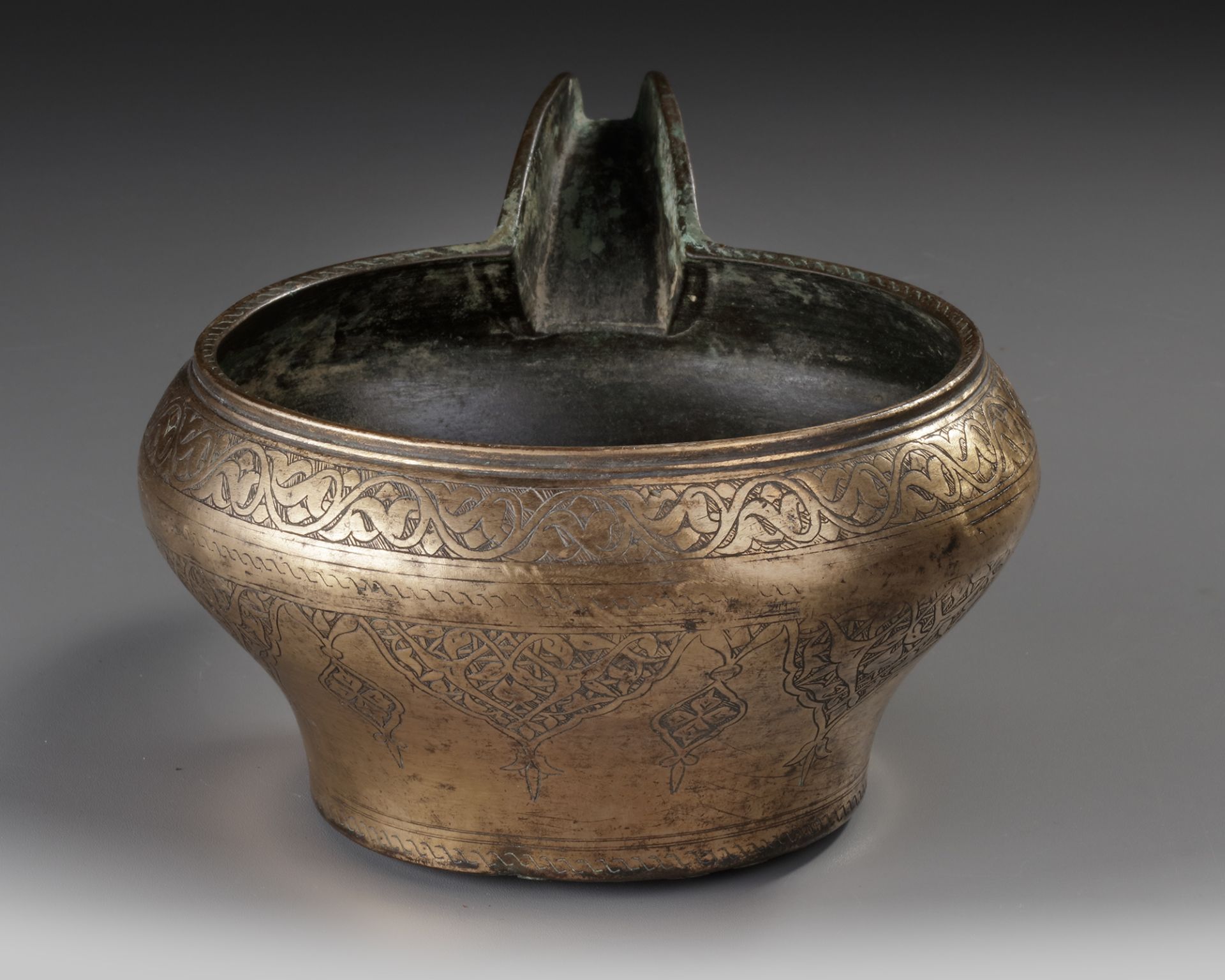 AN ENGRAVED SAFAVID TINNED COPPER SPOUTED POURING BOWL, PERSIA, 17TH CENTURY - Bild 2 aus 5