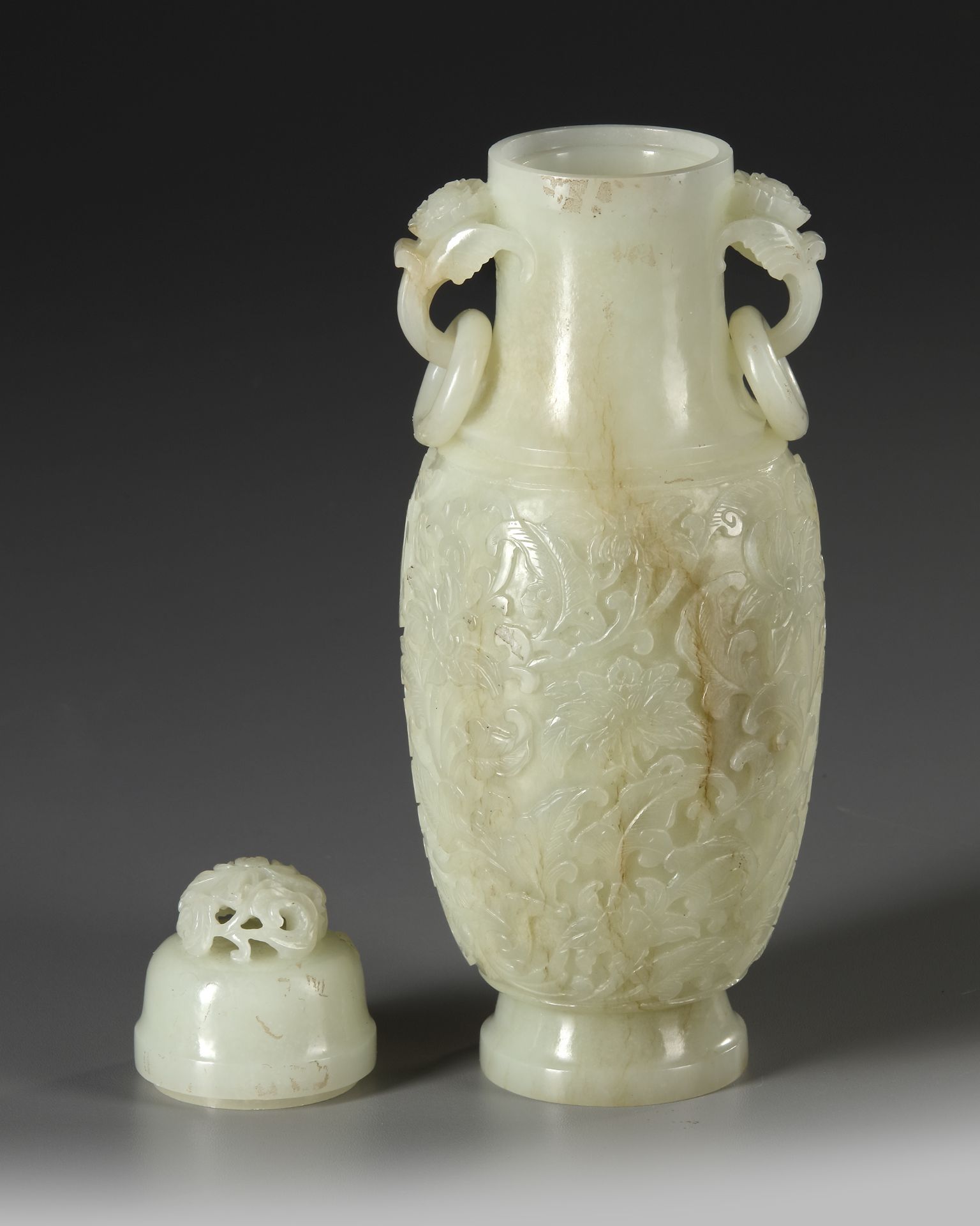 A CHINESE CARVED JADE VASE AND COVER, QING DYNASTY (1644-1911) - Bild 3 aus 5