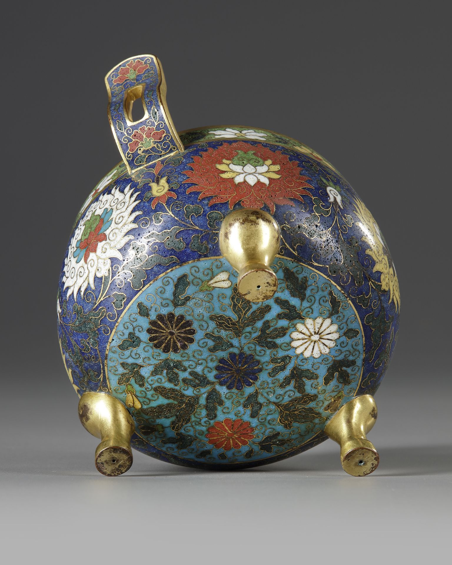 A CHINESE CLOISONNE ENAMEL TRIPOD CENCER, MING DYNASTY (1368-1644) OR LATER - Bild 5 aus 5