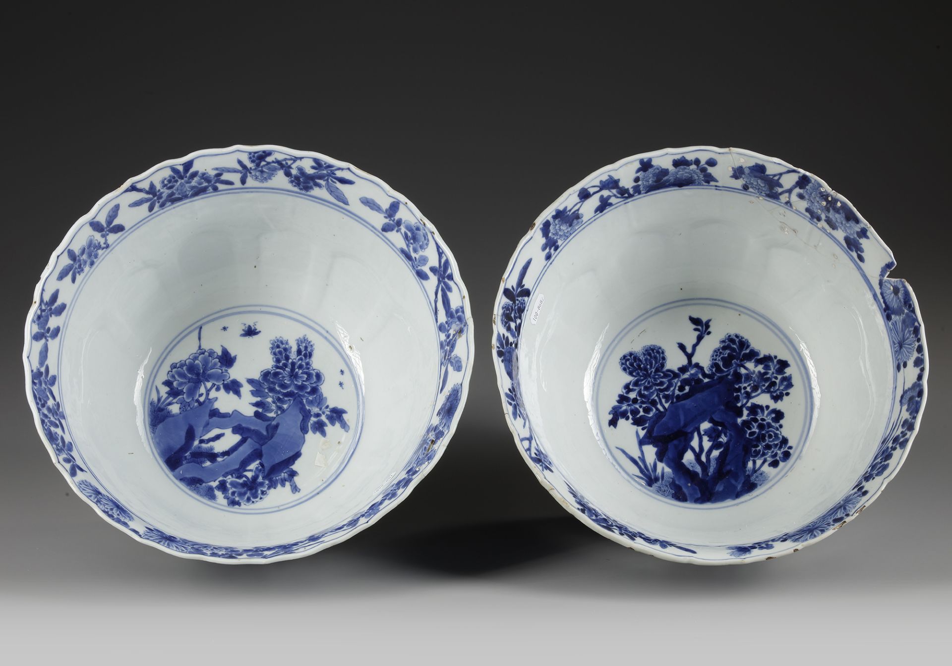 A PAIR OF BLUE AND WHITE MOULDED 'LOTUS' BOWLS, KANGXI PERIOD (1662-1722) - Bild 3 aus 5