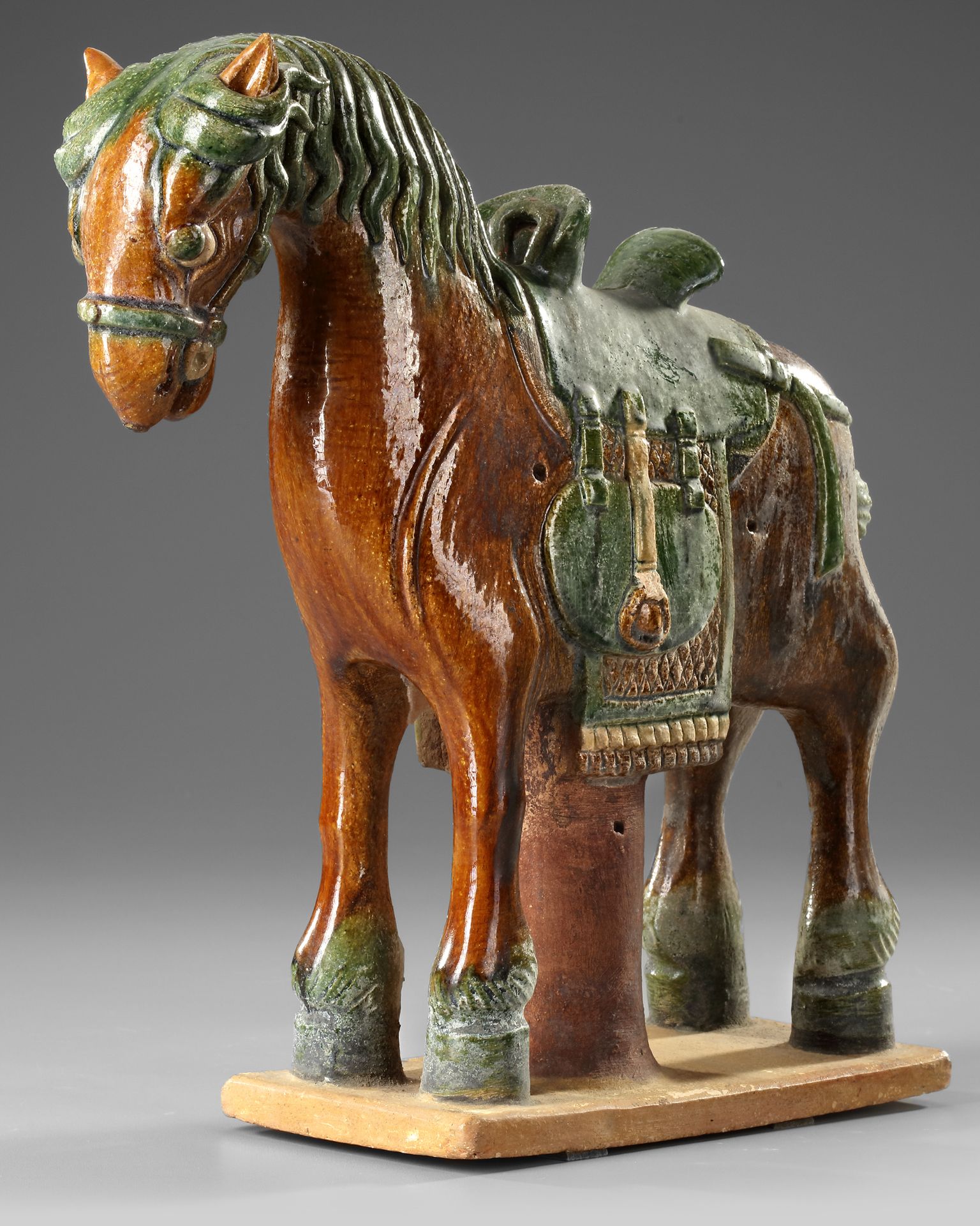 A CHINESE GREEN AND BROWN GLAZED HORSE, MING DYNASTY (1368-1644 AD) - Bild 2 aus 5