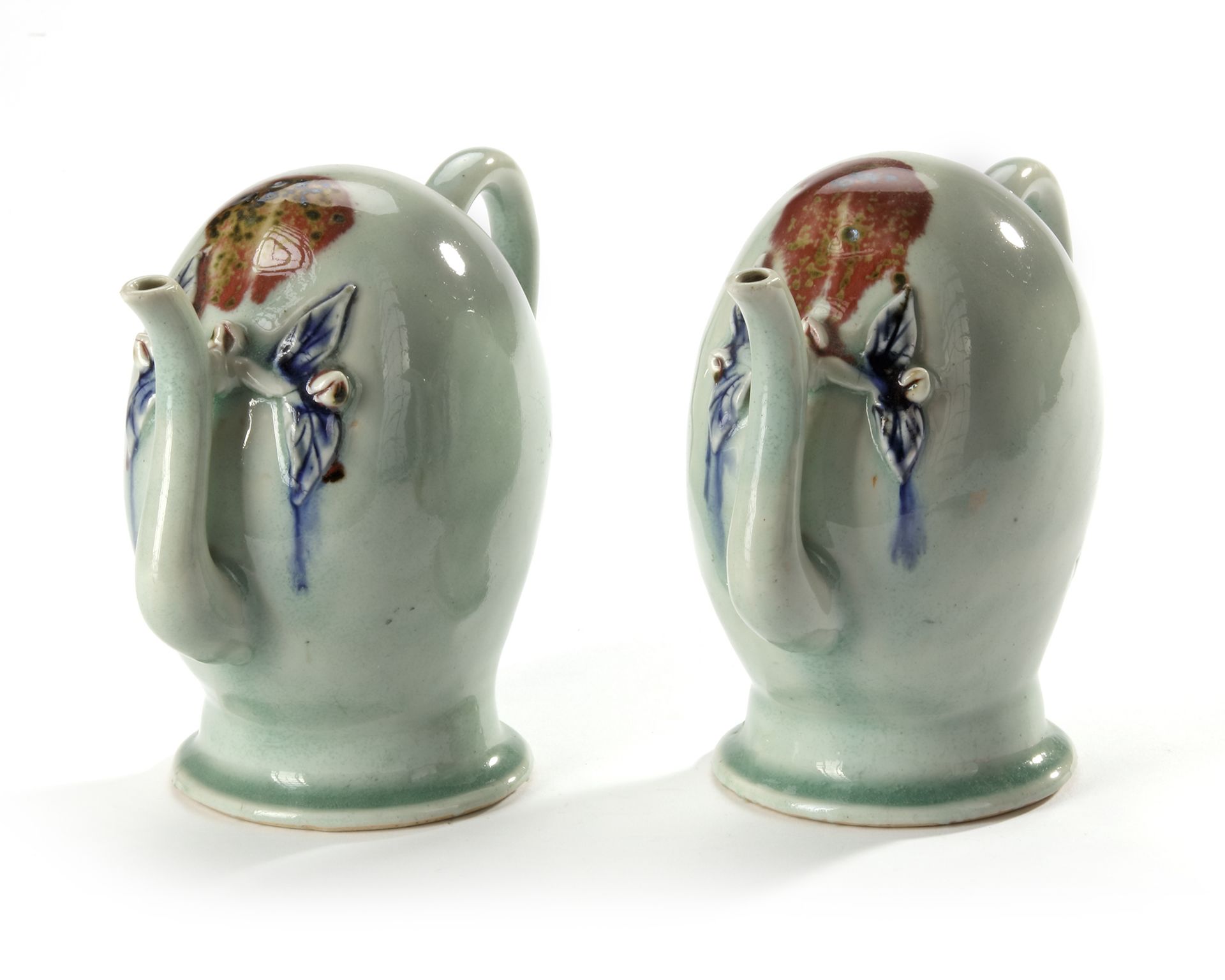 A PAIR OF CELADON-GLAZED ‘CADOGAN’ WINE POTS, QING DYNASTY (1644-1912) - Bild 2 aus 6