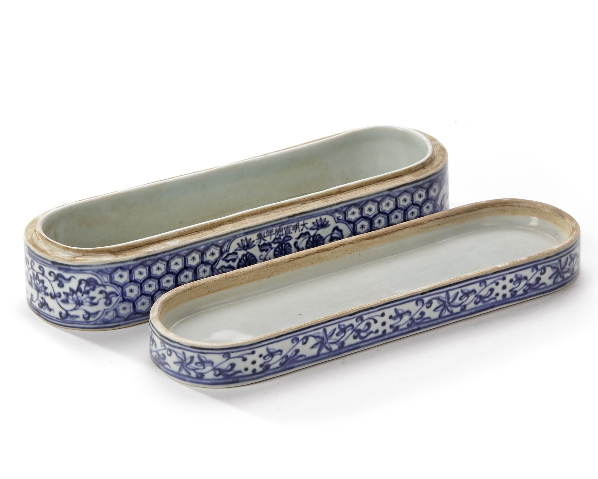 A CHINESE BLUE AND WHITE PEN BOX AND COVER FOR THE ISLAMIC MARKET, XUANDE MARK, 19TH CENTURY - Bild 4 aus 5