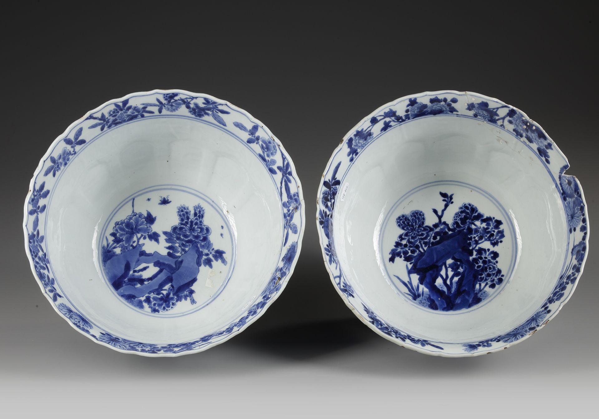 A PAIR OF BLUE AND WHITE MOULDED 'LOTUS' BOWLS, KANGXI PERIOD (1662-1722) - Bild 4 aus 5