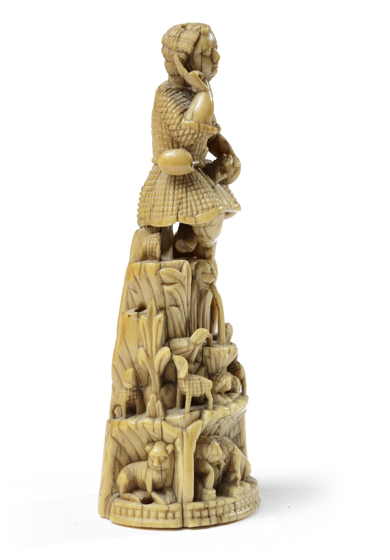 AN INDO-PORTUGUESE CARVED IVORY FIGURE OF CHRIST AS THE GOOD SHEPHERD, INDIA, GOA, 17TH CENTURY - Bild 4 aus 5