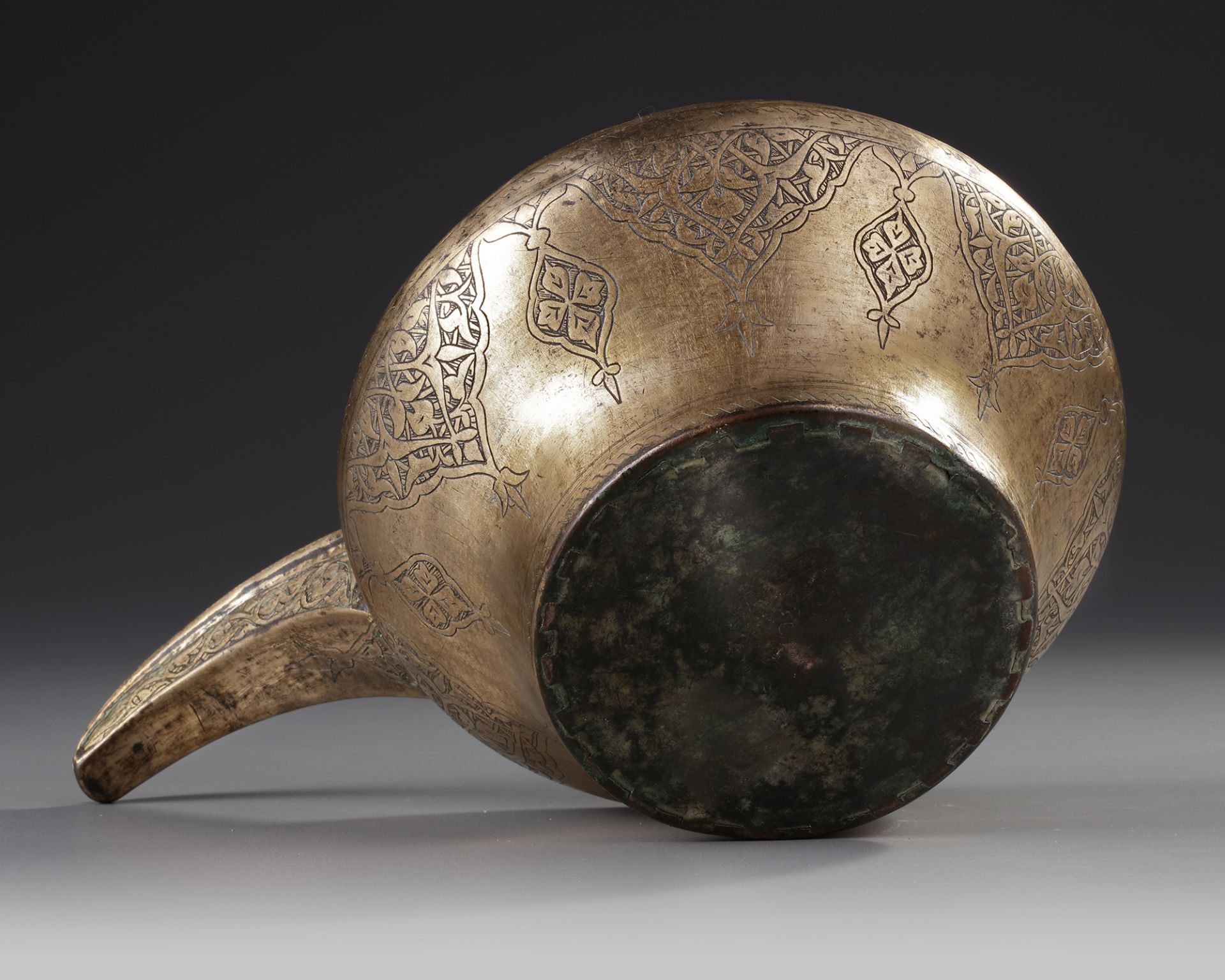 AN ENGRAVED SAFAVID TINNED COPPER SPOUTED POURING BOWL, PERSIA, 17TH CENTURY - Bild 4 aus 5