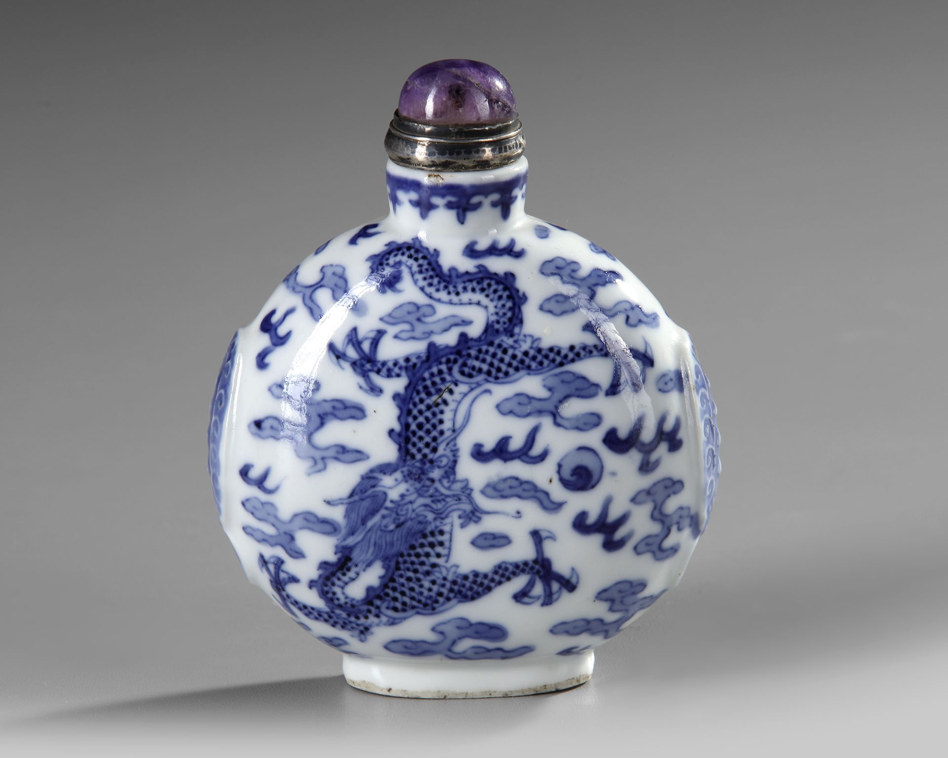 A CHINESE BLUE AND WHITE SNUFF BOTTLE, 19TH CENTURY - Bild 2 aus 4