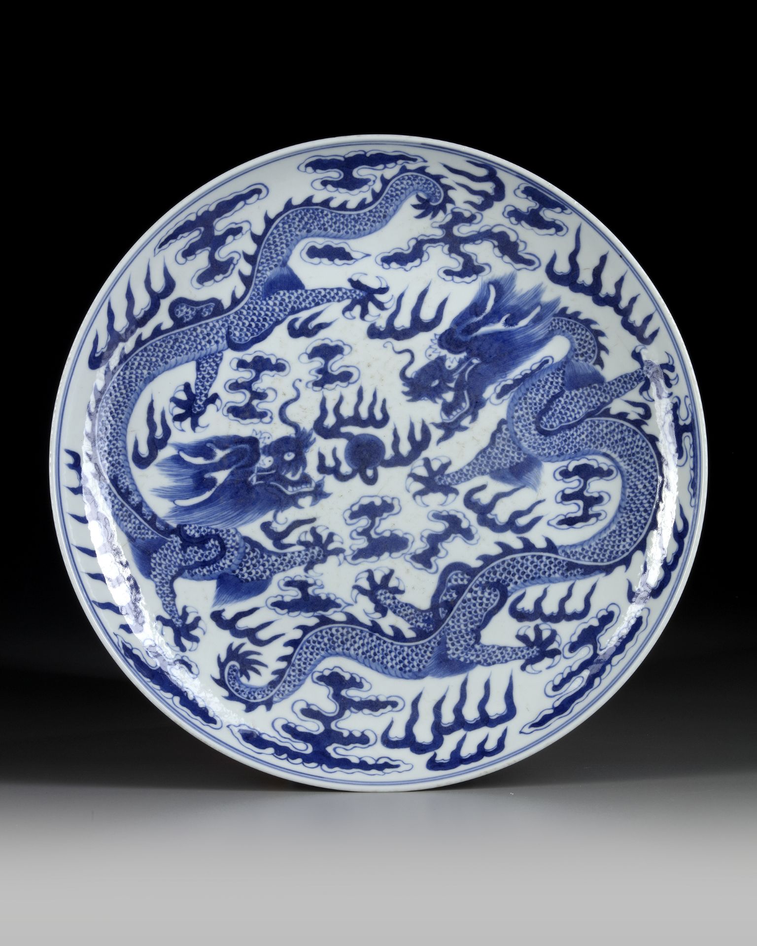 A CHINESE BLUE AND WHITE DRAGON DISH, 19TH CENTURY