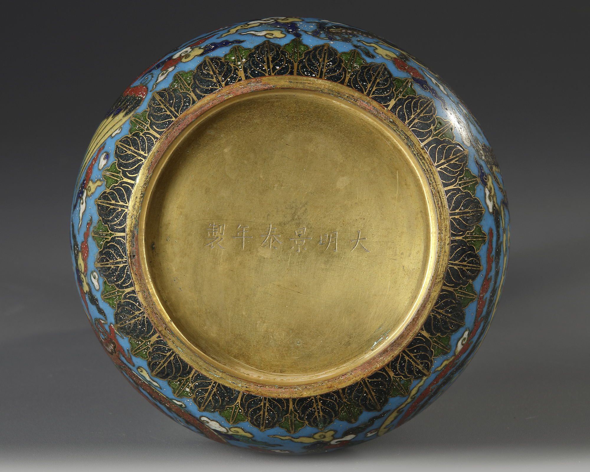 A CHINESE CLOISONNÉ ENAMEL GARLIC HEAD VASE, JINGTAI INCISED SIX-CHARACTER MARK IN A LINE (1450-1456 - Image 4 of 5