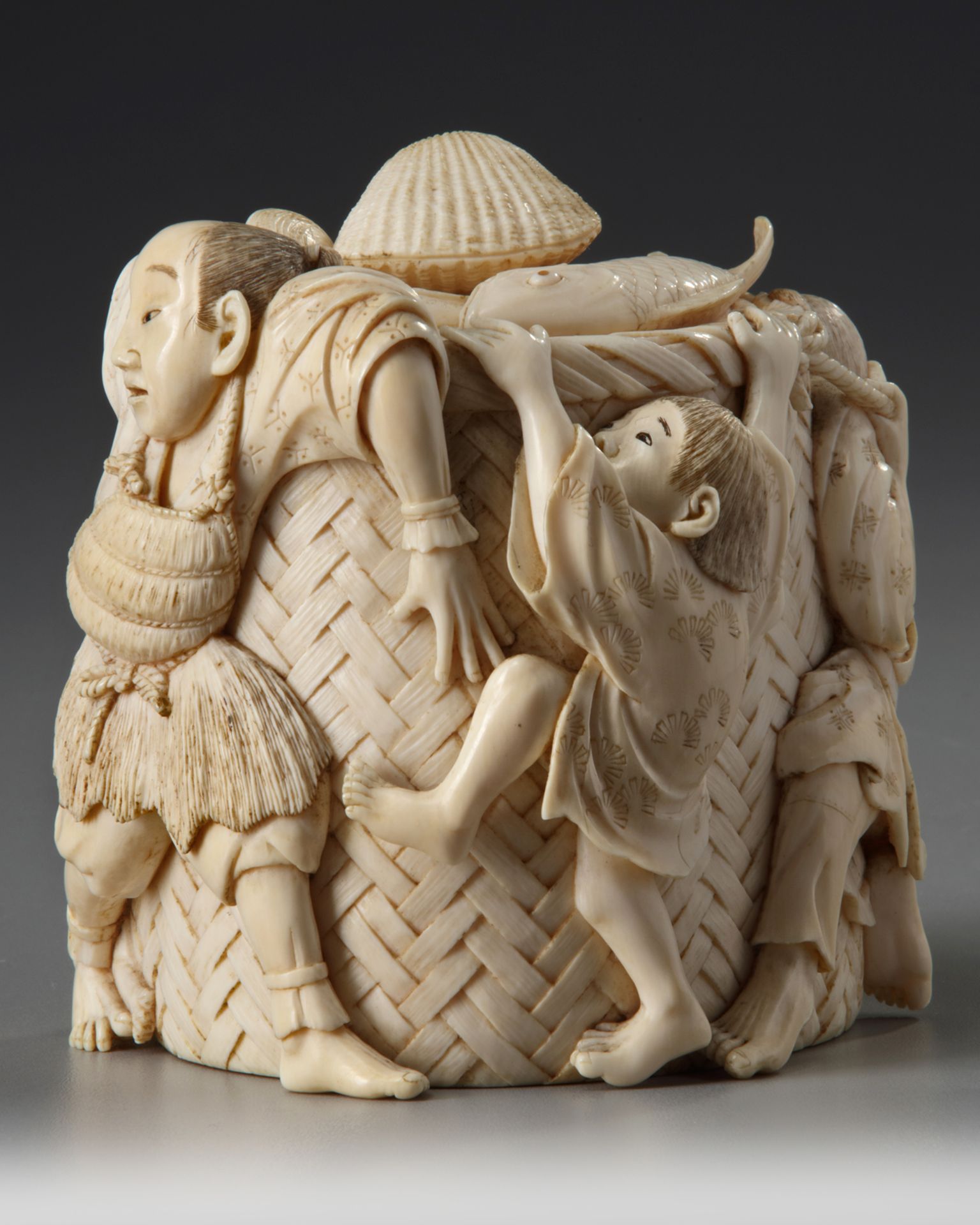 A JAPANESE IVORY CARVED BOX AND COVER, MEIJI PERIOD (1868-1912) - Image 3 of 5