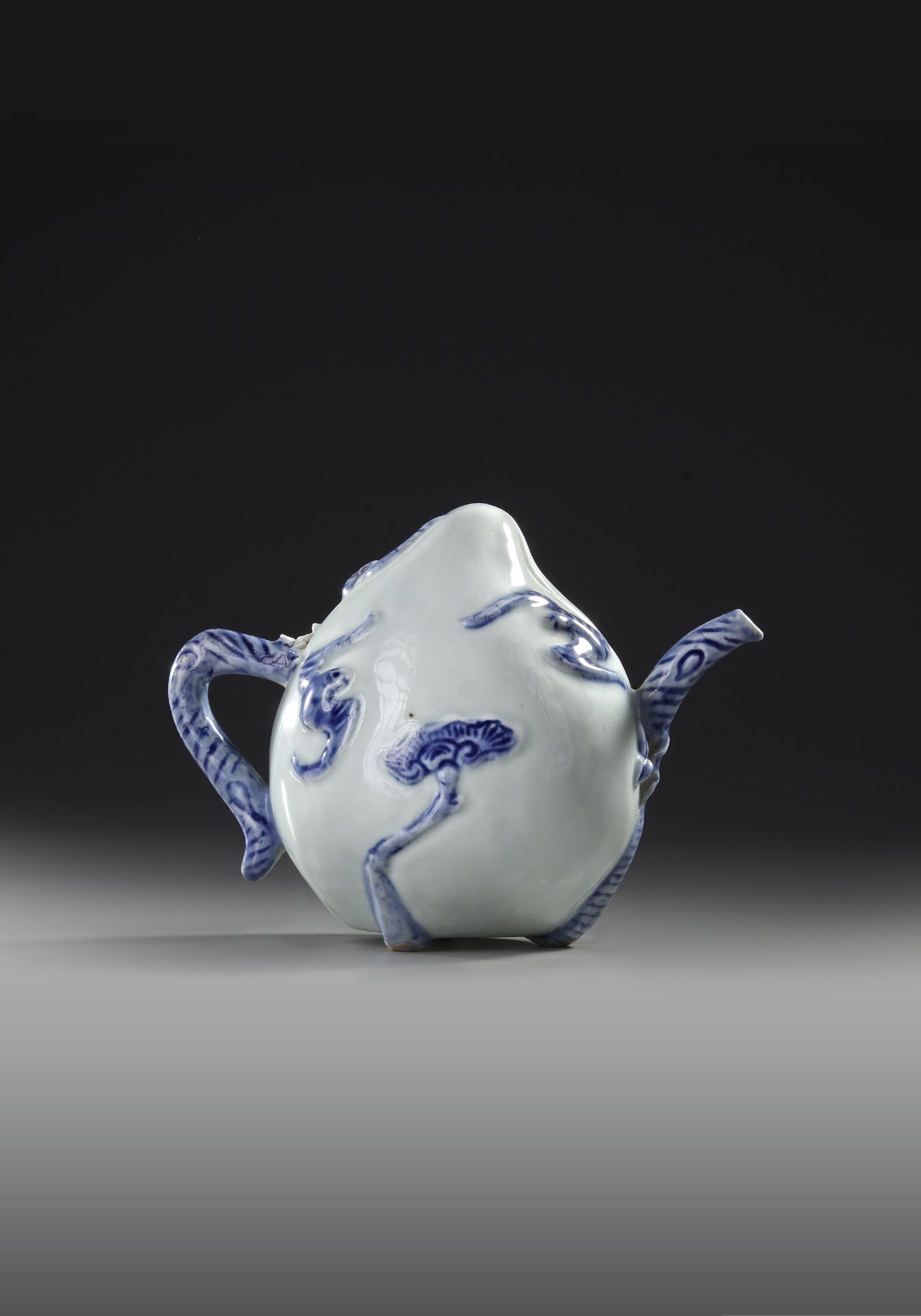 A CHINESE BLUE AND WHITE-GLAZED PEACH-FORM 'CADOGAN' TEAPOT, 19TH CENTURY - Bild 2 aus 4